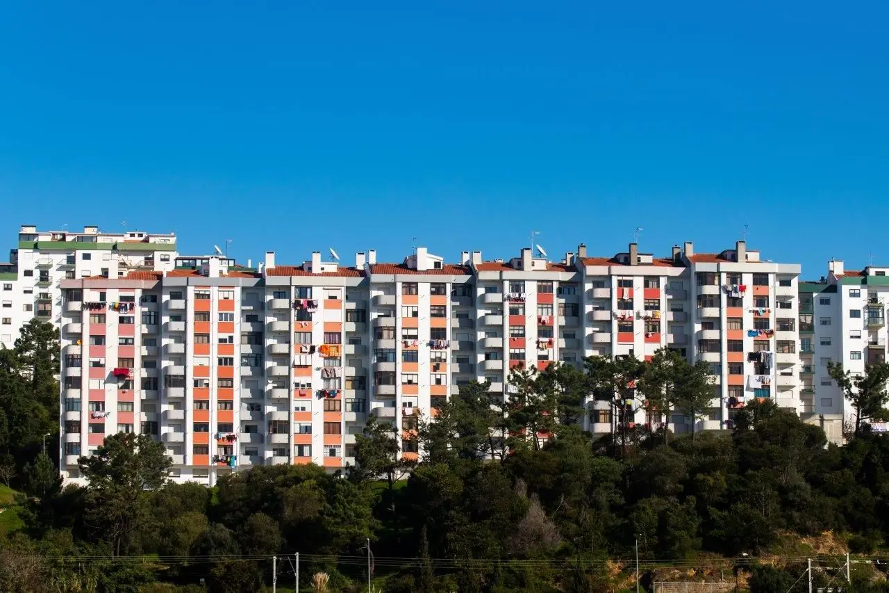 Dois homens esfaqueados de madrugada junto à estação da CP de Rio de Mouro