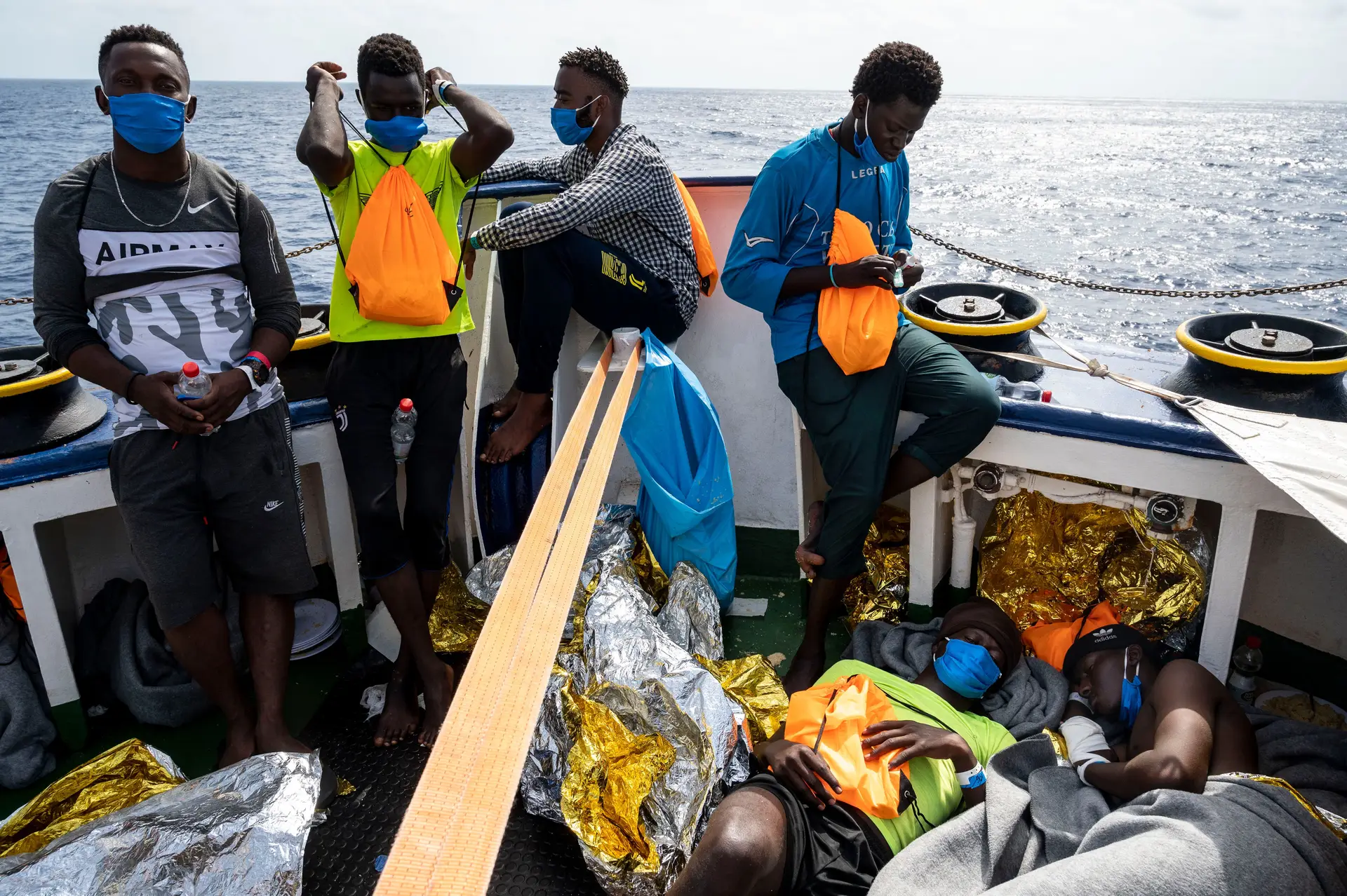 Dois barcos com mais de 800 imigrantes aguardam para atracar no Mediterrâneo