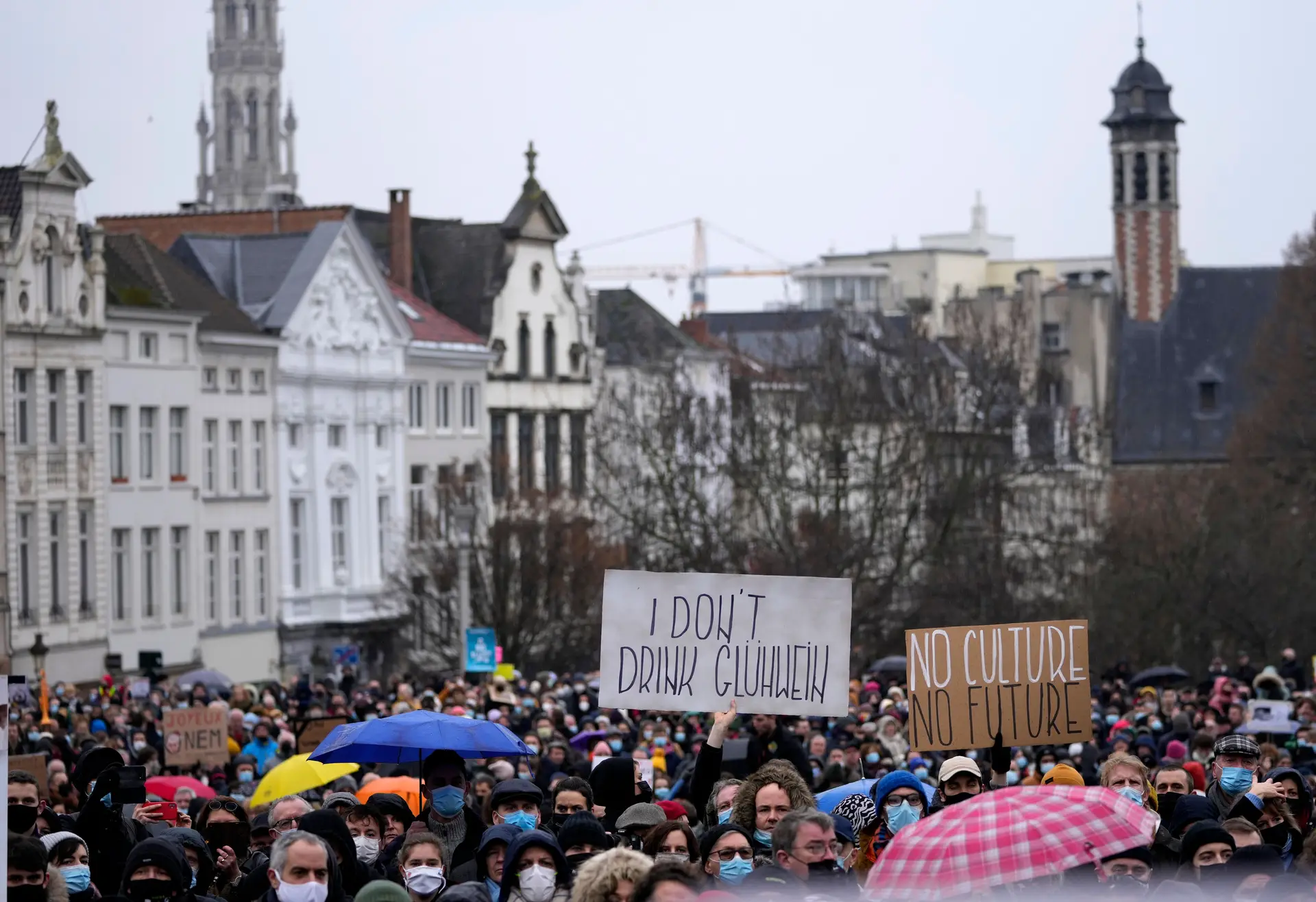 Covid-19: milhares de pessoas protestam contra o fecho de teatros e cinemas na Bélgica