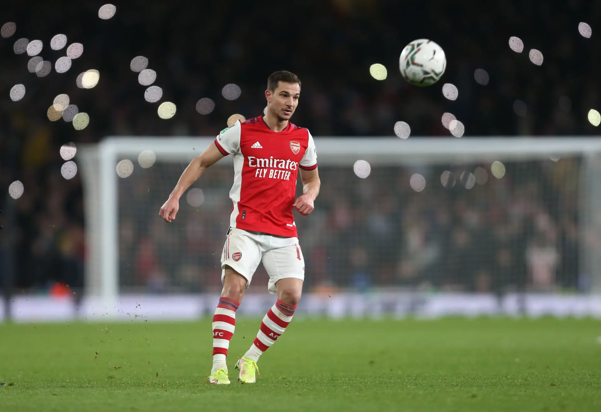 Covid-19: Cédric Soares integra trio de infetados do Arsenal