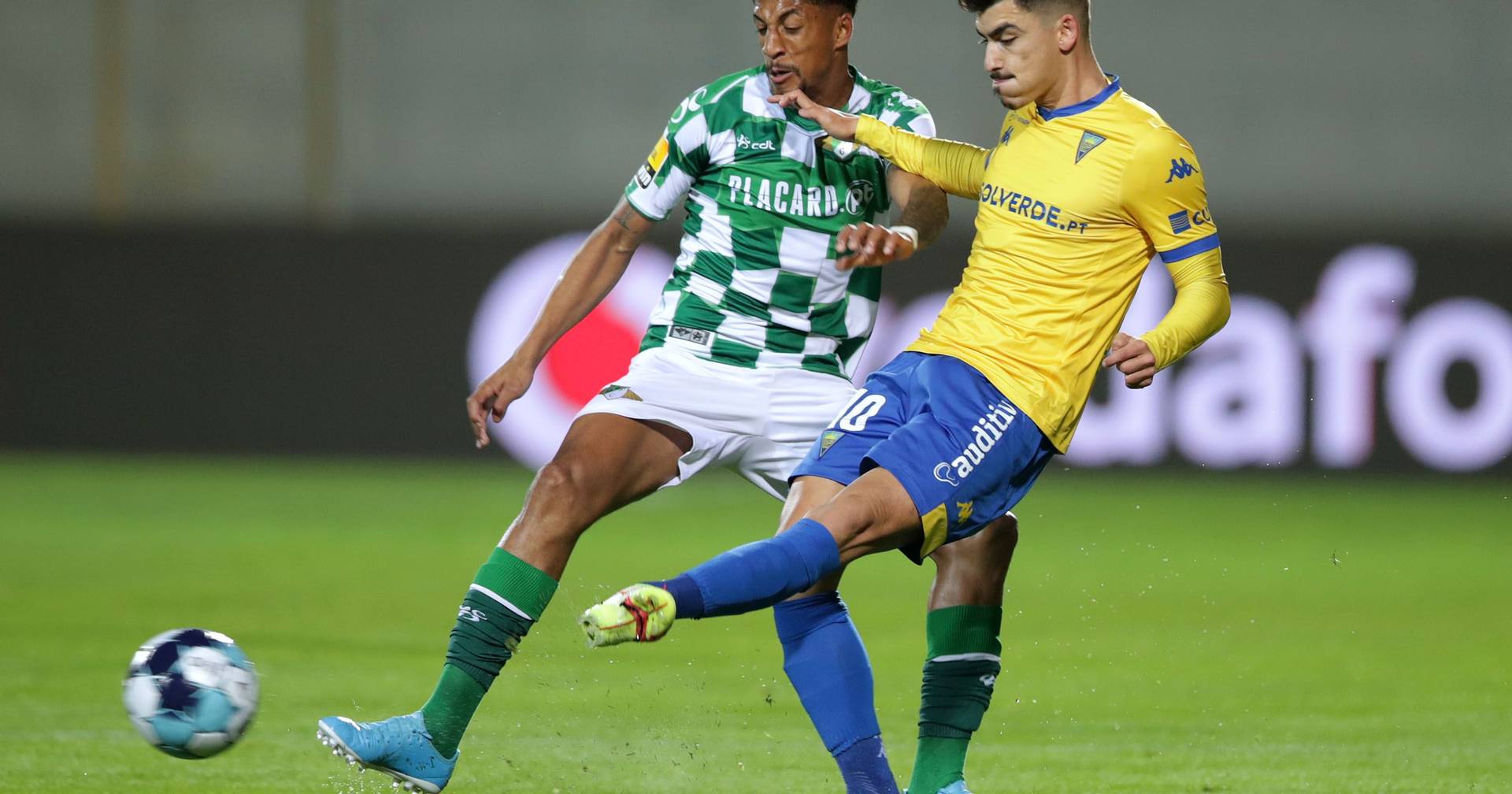 Moreirense vence Estoril Praia e abandona lugares de descida - SIC Notícias