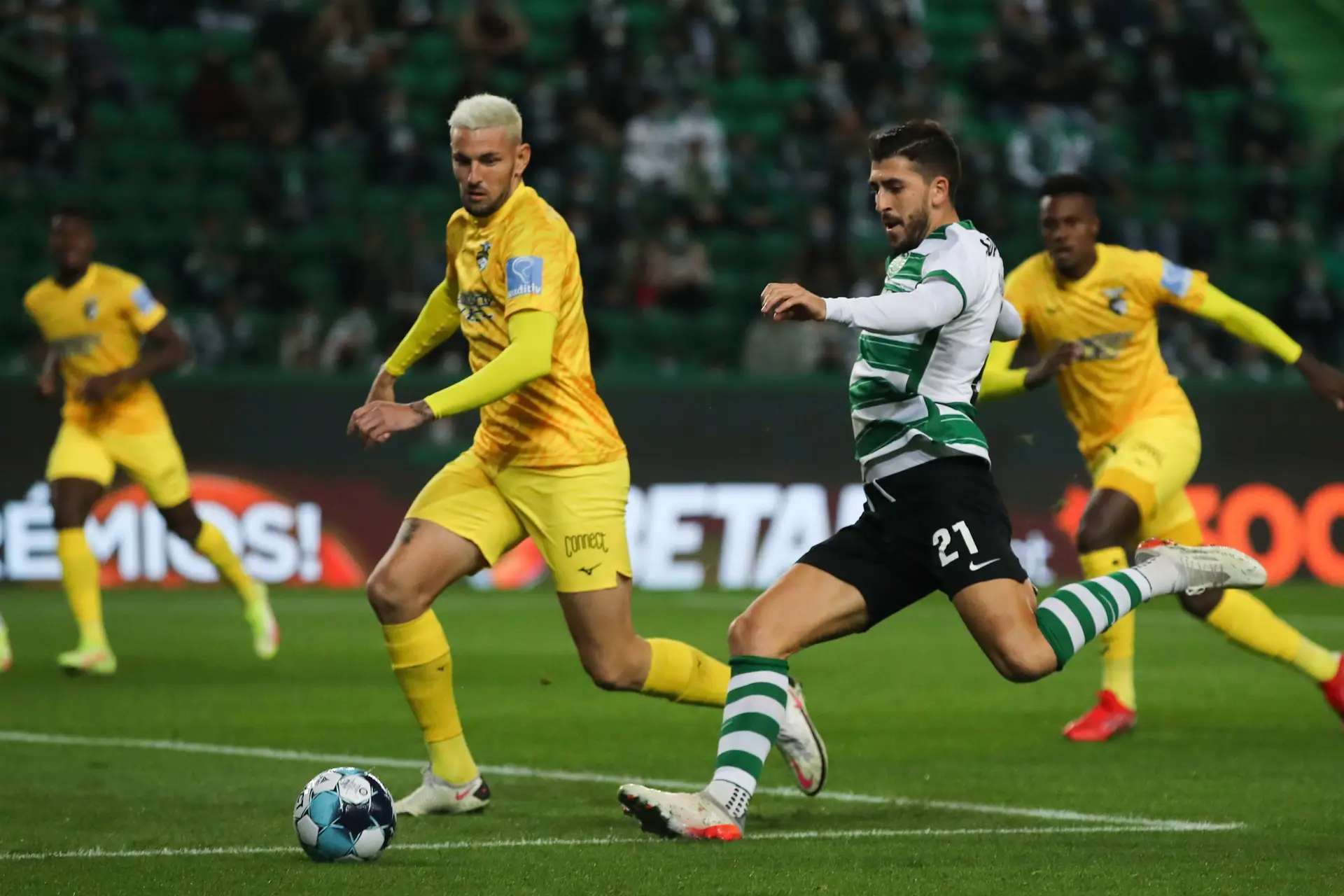 Sporting vence Portimonense com hat trick de Paulinho e aguarda clássico na liderança