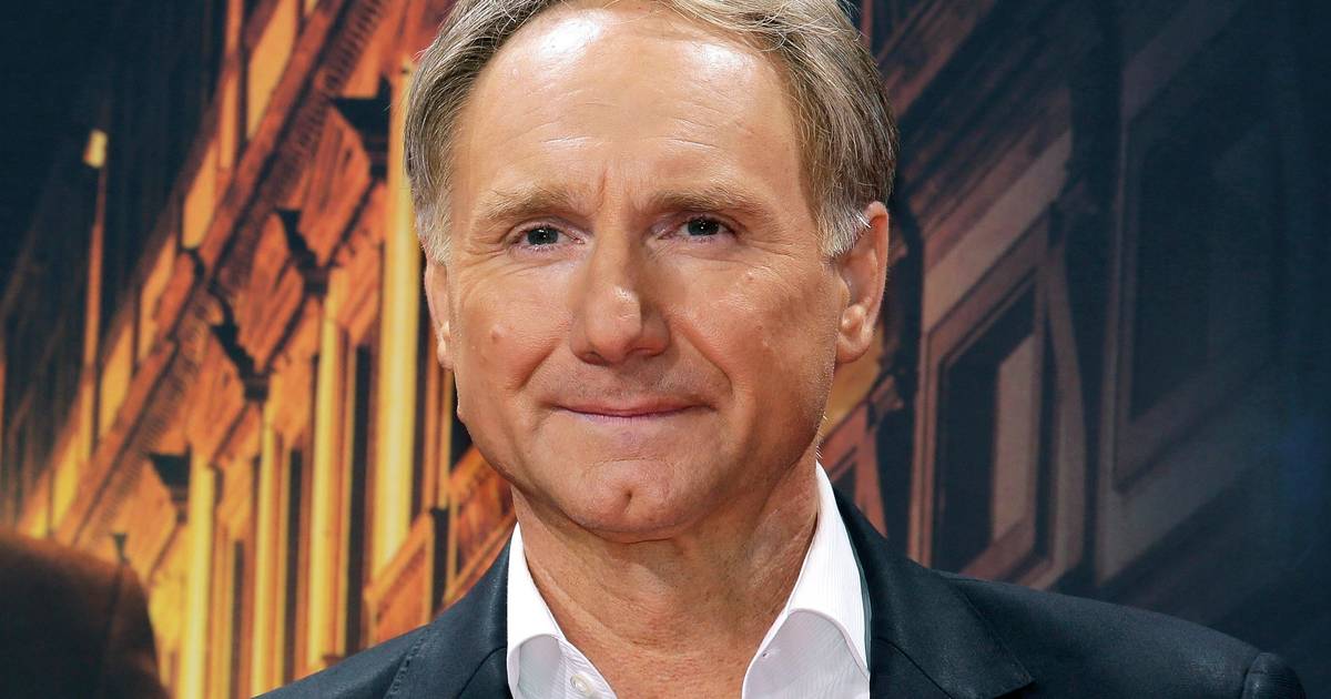 Dan Brown volta a Portugal e deixa fãs em suspense com fotografia da Ponte Vasco da Gama