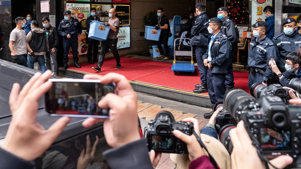 Polícia de Hong Kong detém seis membros de site de notícias "Stand News ".