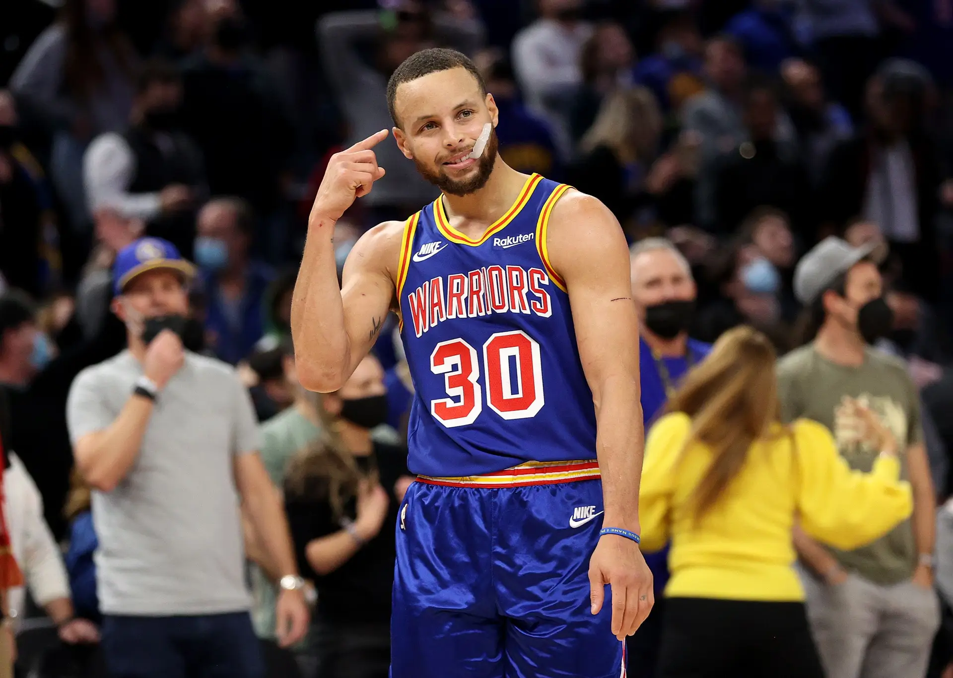 Curry alcança marca inédita de 500 cestas de três em playoffs da NBA