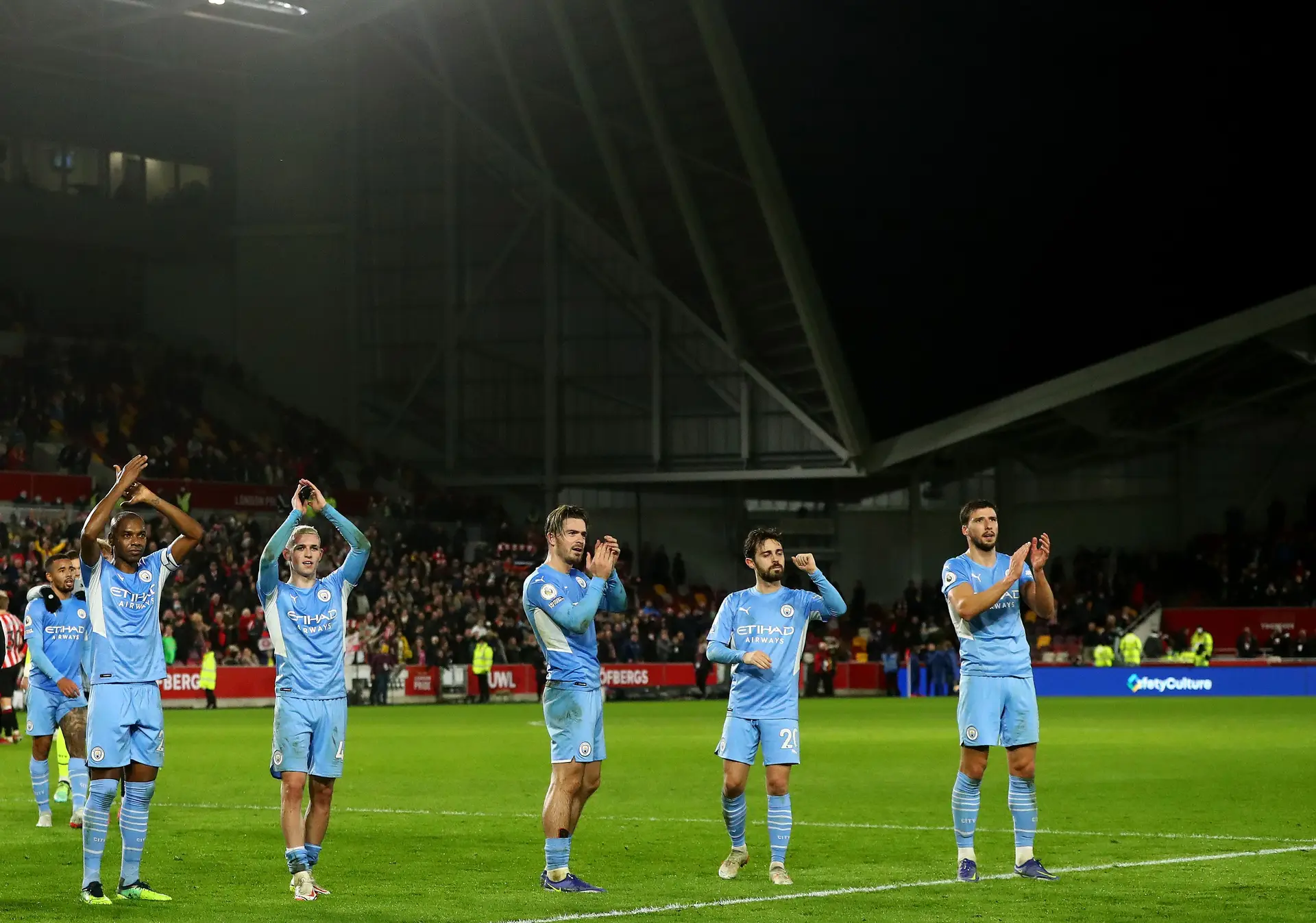 Manchester City vence Brentford e isola-se na liderança da Premier League