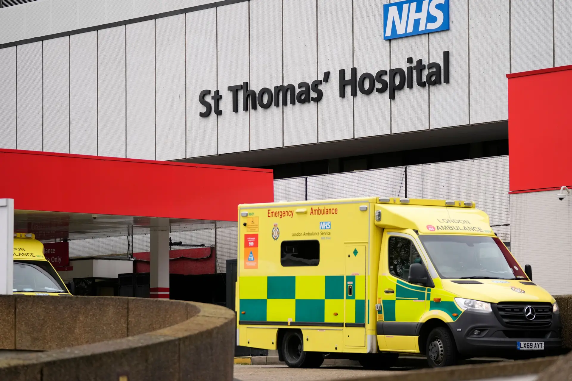 Covid-19: hospitais britânicos em "pé de guerra" contra a variante Ómicron