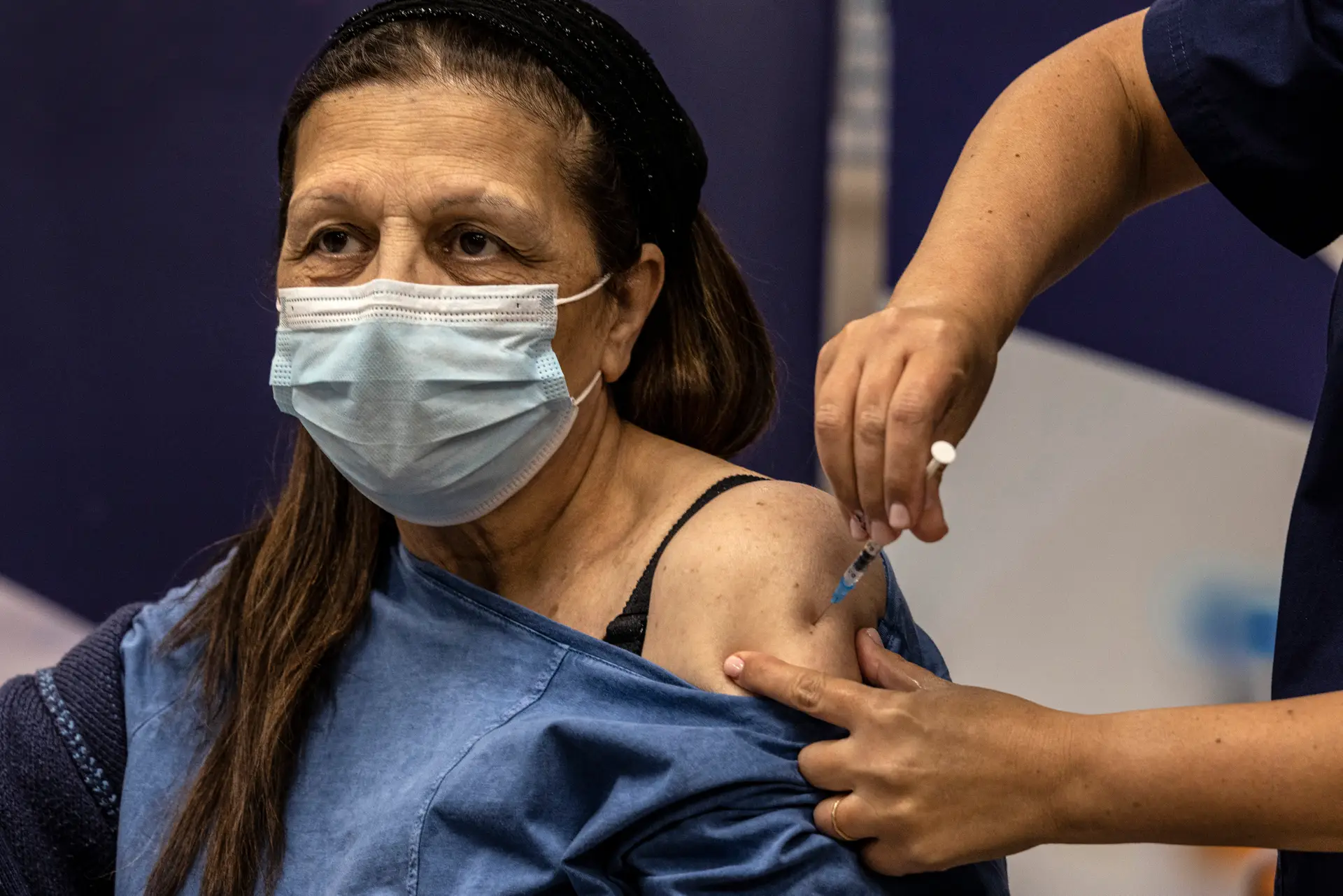 Covid-19: Israel arranca com quarta dose da vacina para pessoas vulneráveis