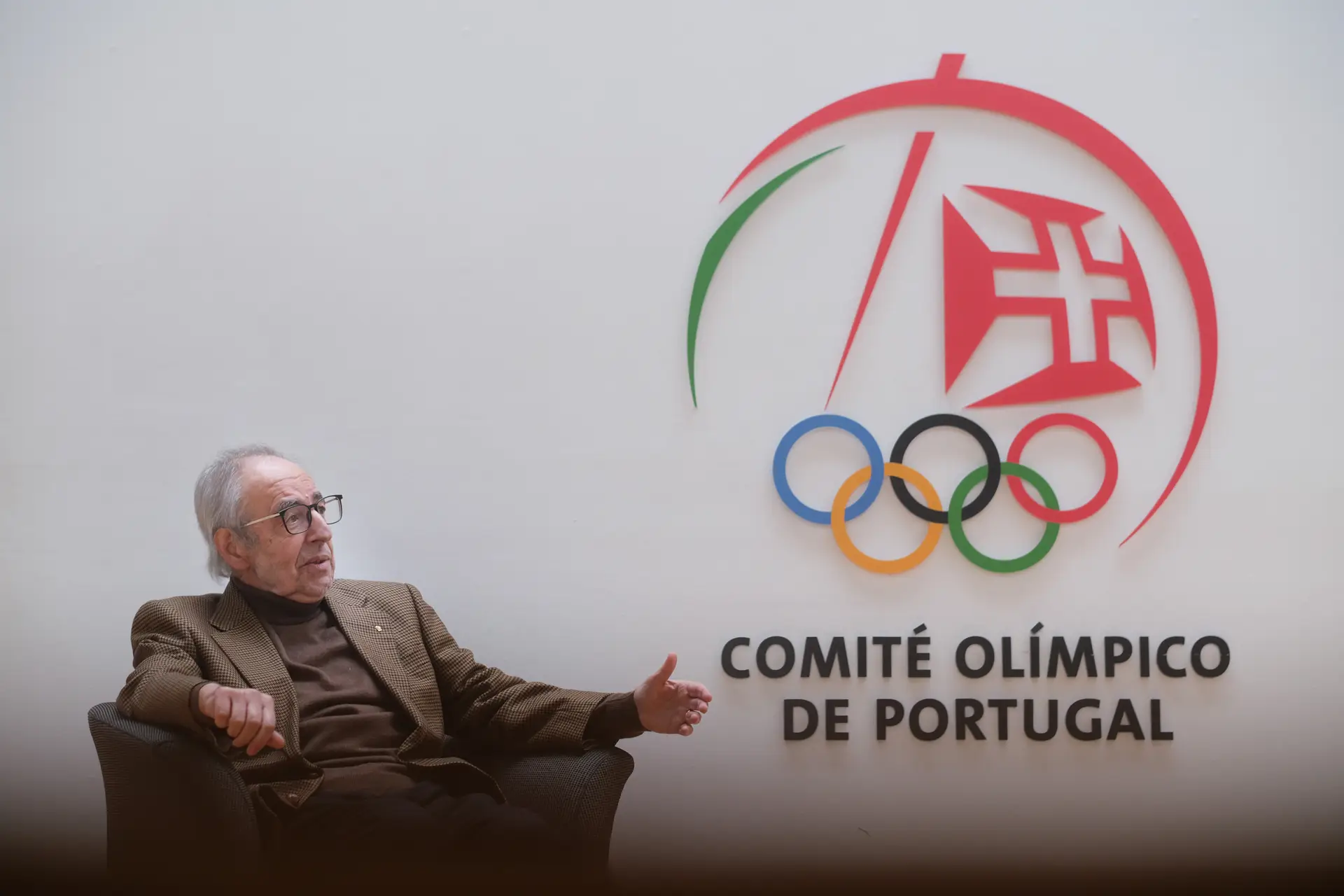 O presidente do Comité Olímpico de Portugal (COP), José Manuel Constantino, fala durante uma entrevista à agência Lusa na sede do COP, em Lisboa.