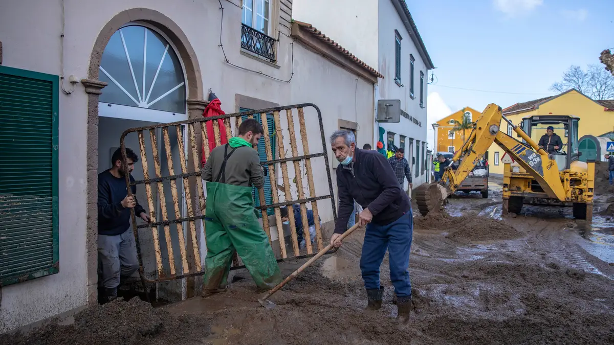 O mau tempo nos Açores obrigou a realojar 15 pessoas depois de uma ribeira ter transbordado na freguesia das Feteiras, concelho de Ponta Delgada.