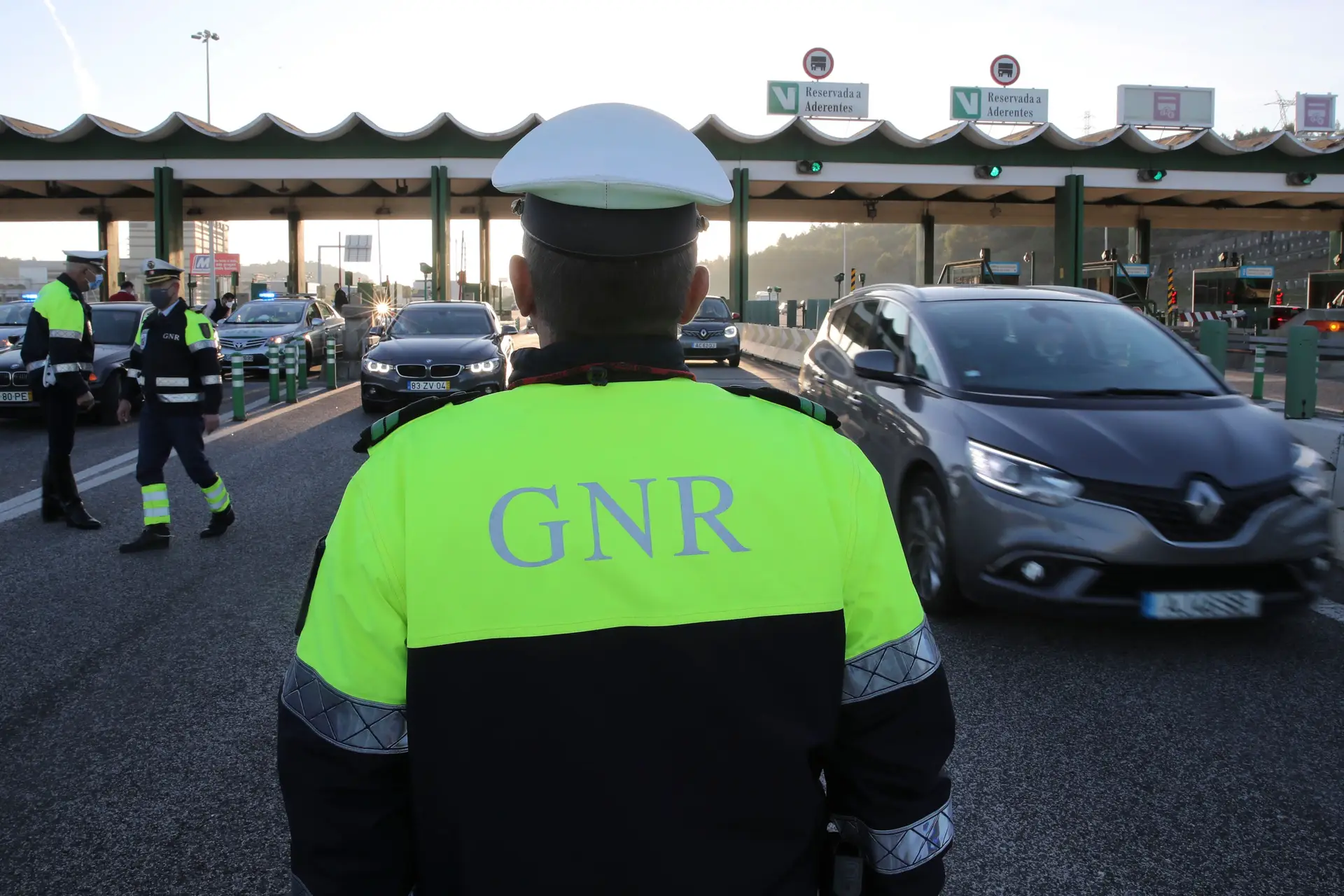 Ação de fiscalização e sensibilização rodoviária da Guarda Nacional Republicana (GNR), no âmbito da operação “Natal e Ano Novo 2021” que se realiza até dia 2 de janeiro de 2022, com o objetivo de combater a criminalidade e intensificar o patrulhamento rodoviário nas vias de maior tráfego durante este período, através do esforço de patrulhamento, para garantir as festividades e as deslocações em segurança, portagens de Alverca, Vila Franca de Xira.
