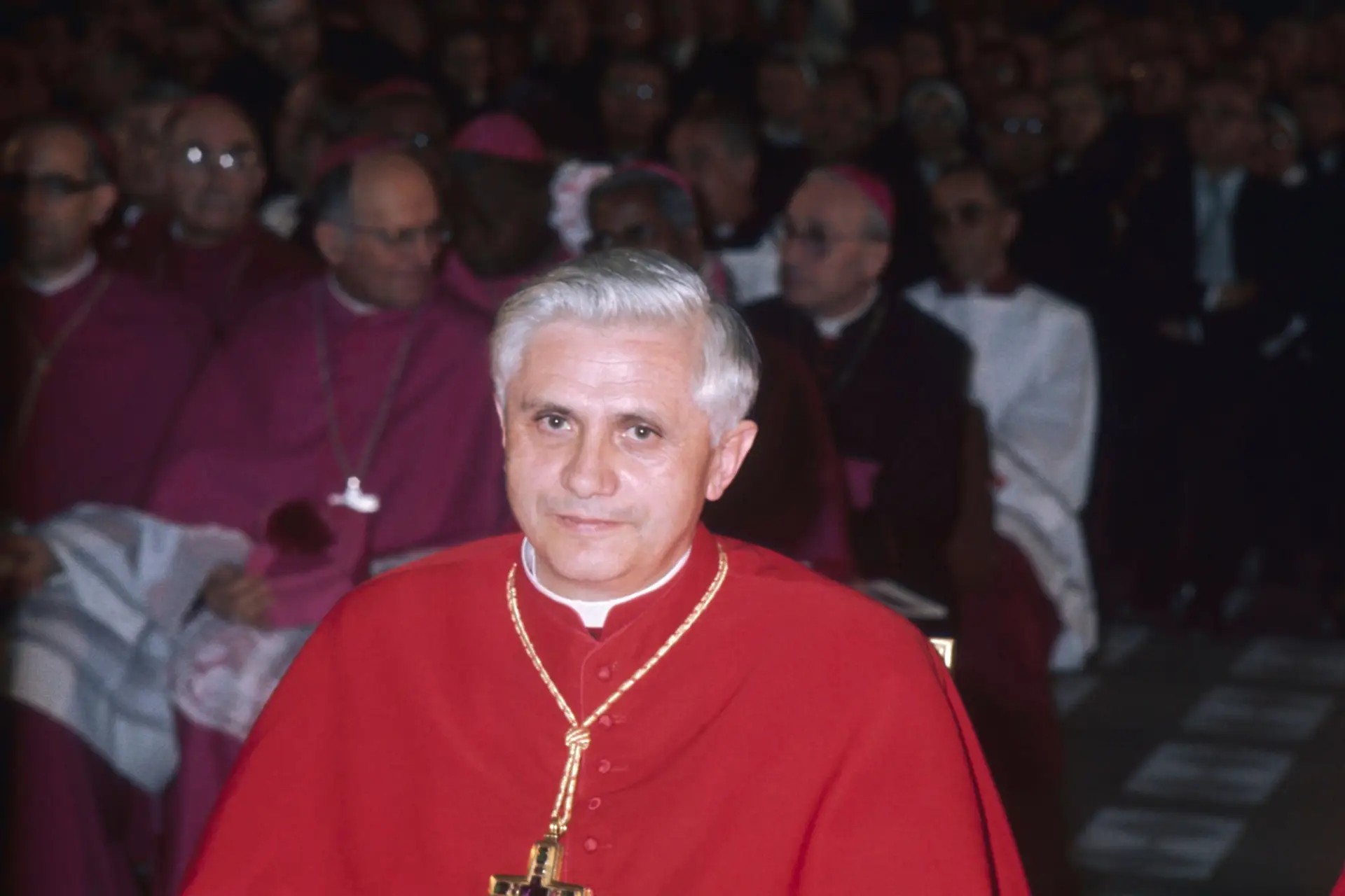 Bento XVI terá ajudado a encobrir abusos sexuais de menores na década de 1980