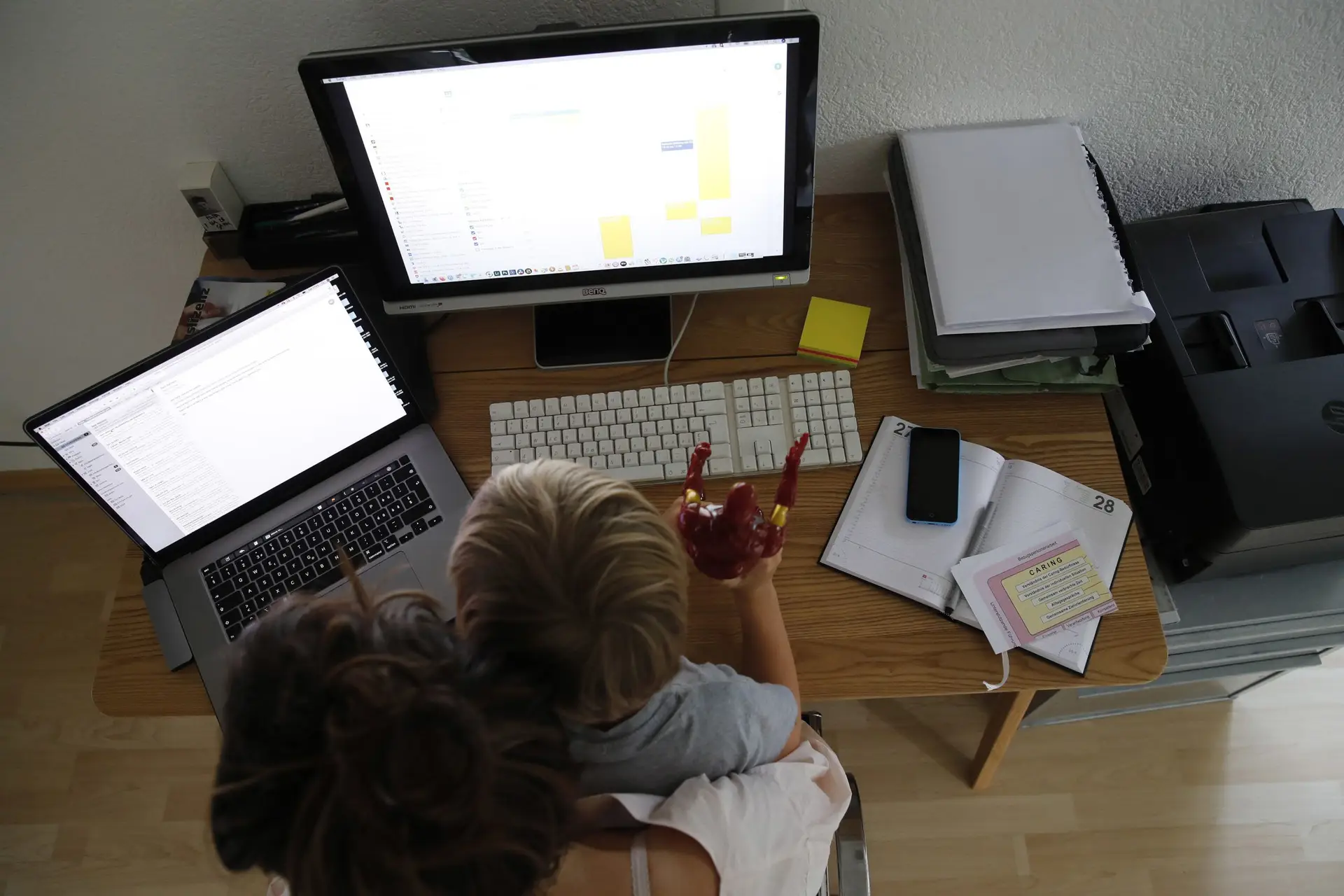 Famílias tentam conciliar teletrabalho com filhos em casa nesta semana de contenção