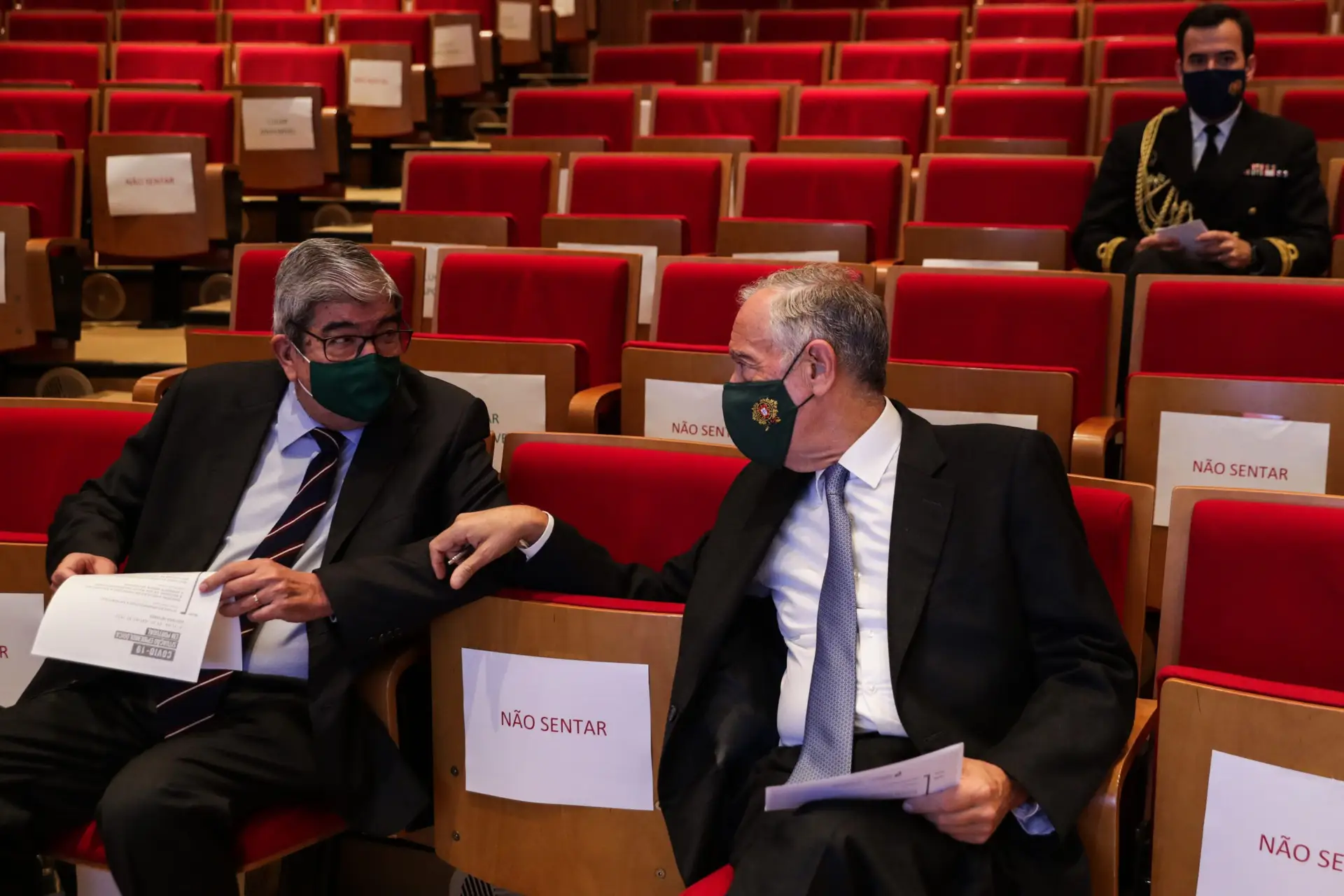 Covid-19: Governo analisa quinta-feira recomeço das aulas
