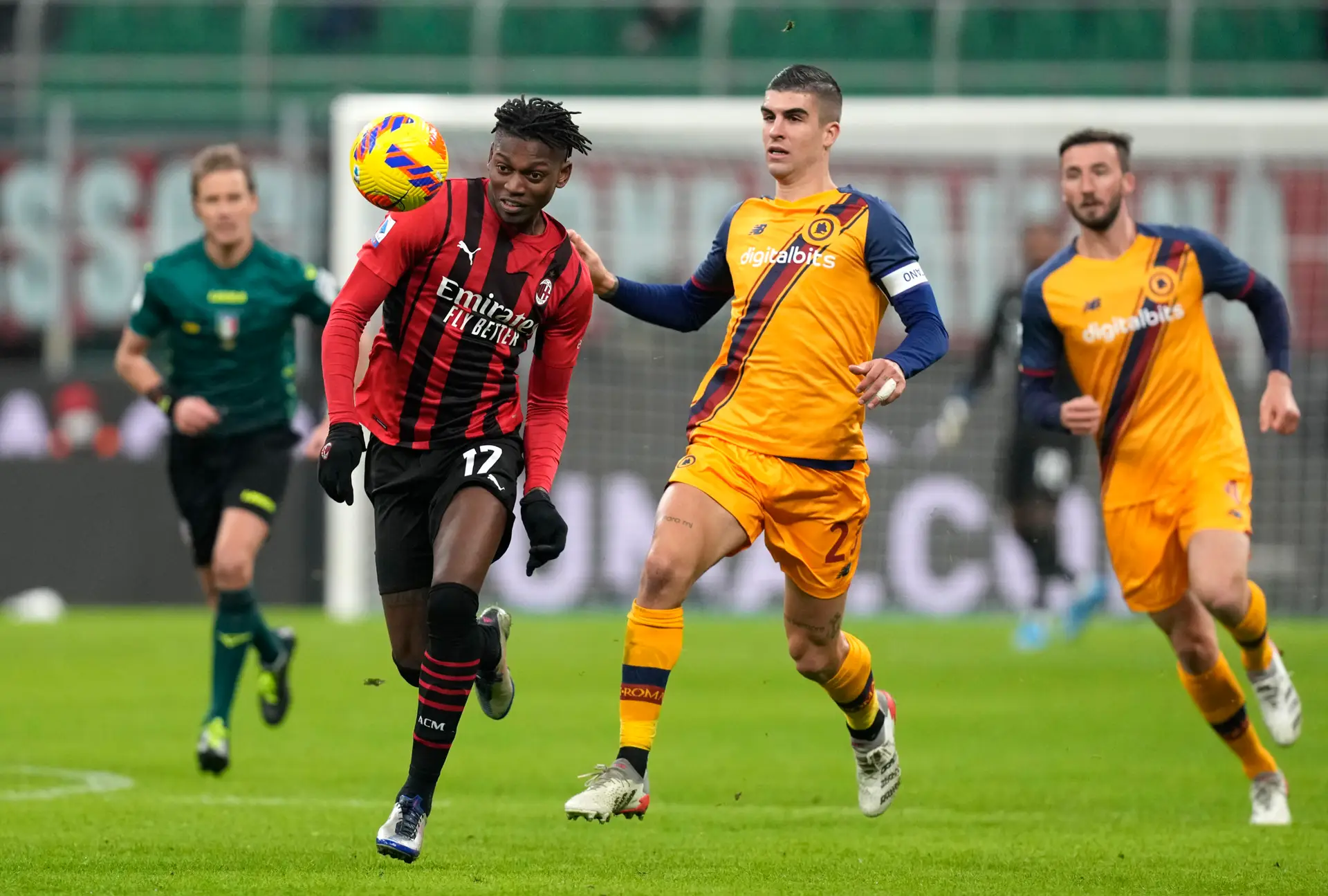 Leão marca na vitória do AC Milan contra Roma de Mourinho