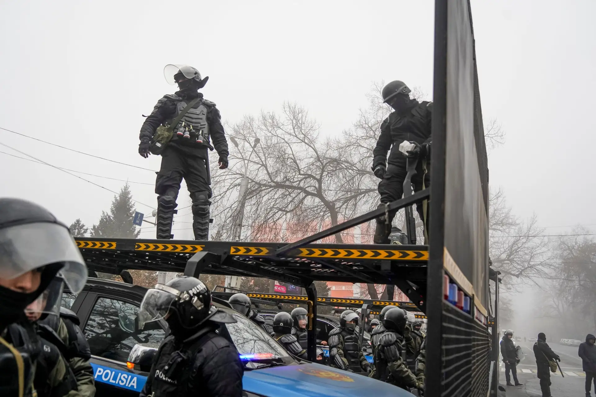 Forças de segurança cazaques expulsam manifestantes da praça principal de Almaty