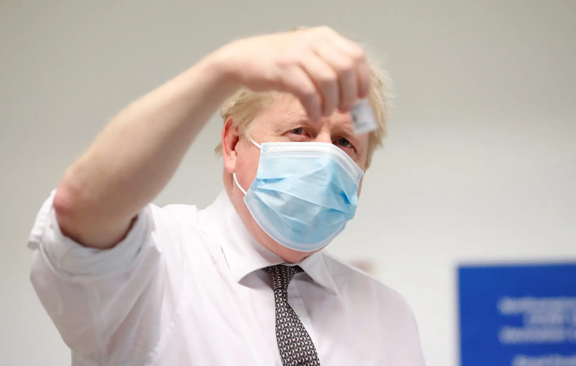 Covid-19: Boris Johnson acusa ativistas antivacinas de espalharem “disparates”