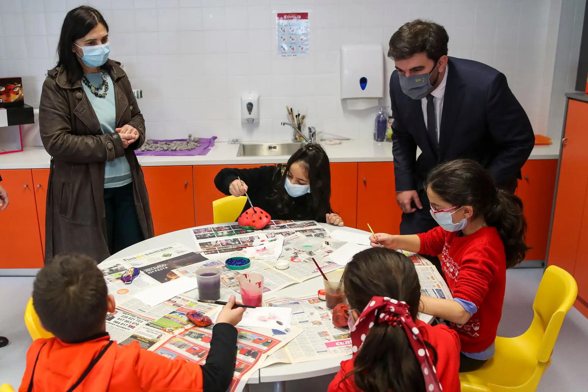 Casos de covid-19 nas escolas baixam para 7 mil neste ano letivo
