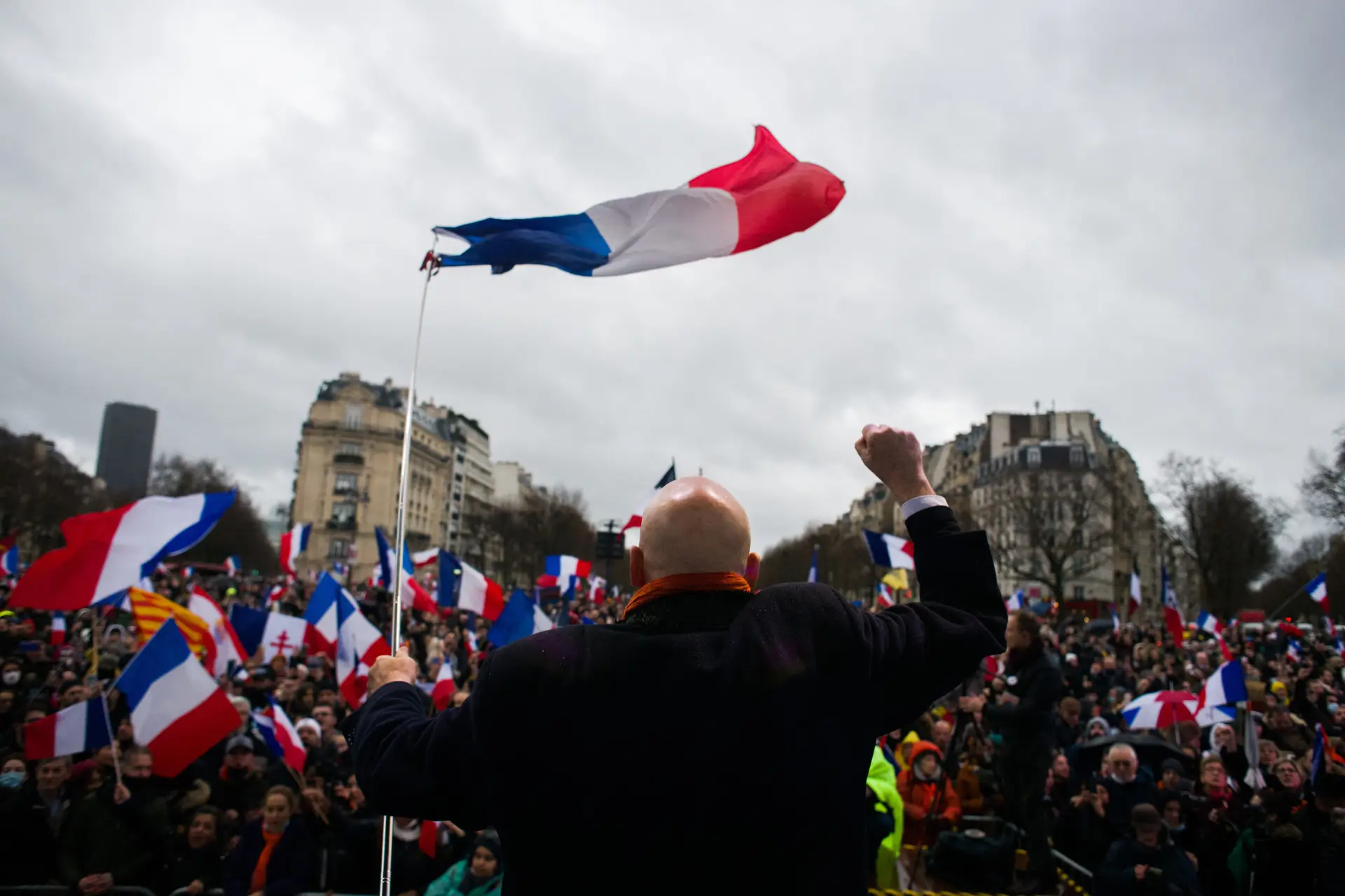 Covid-19: Mais de 100 mil protestam em França contra passe e vacinas