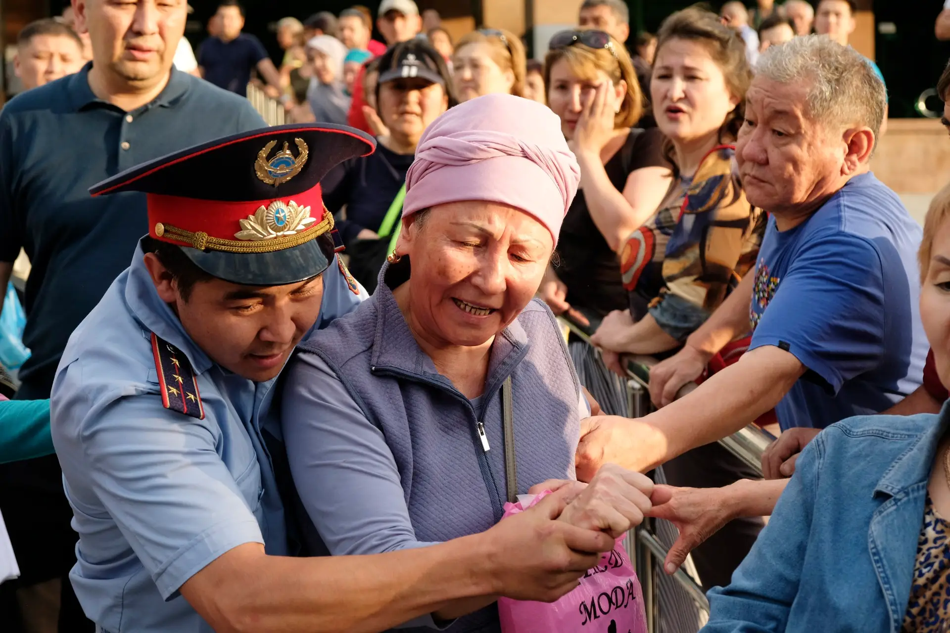 kostanay, cazaquistão, 04 de novembro de 2021. um homem segura um