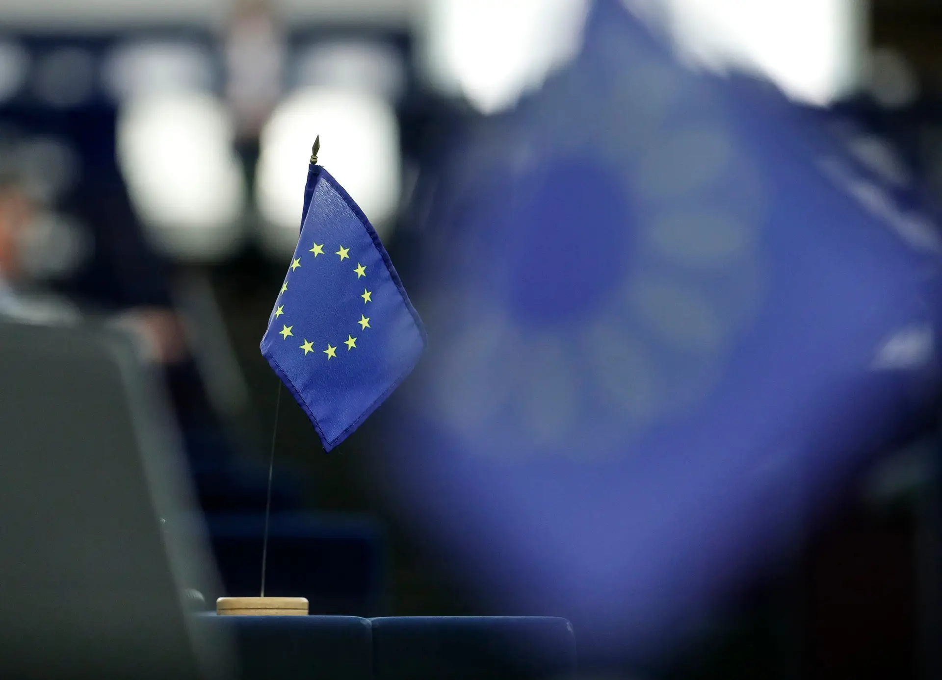 Covid-19: mais de 80% dos adultos da UE totalmente vacinados, Bruxelas pede mais