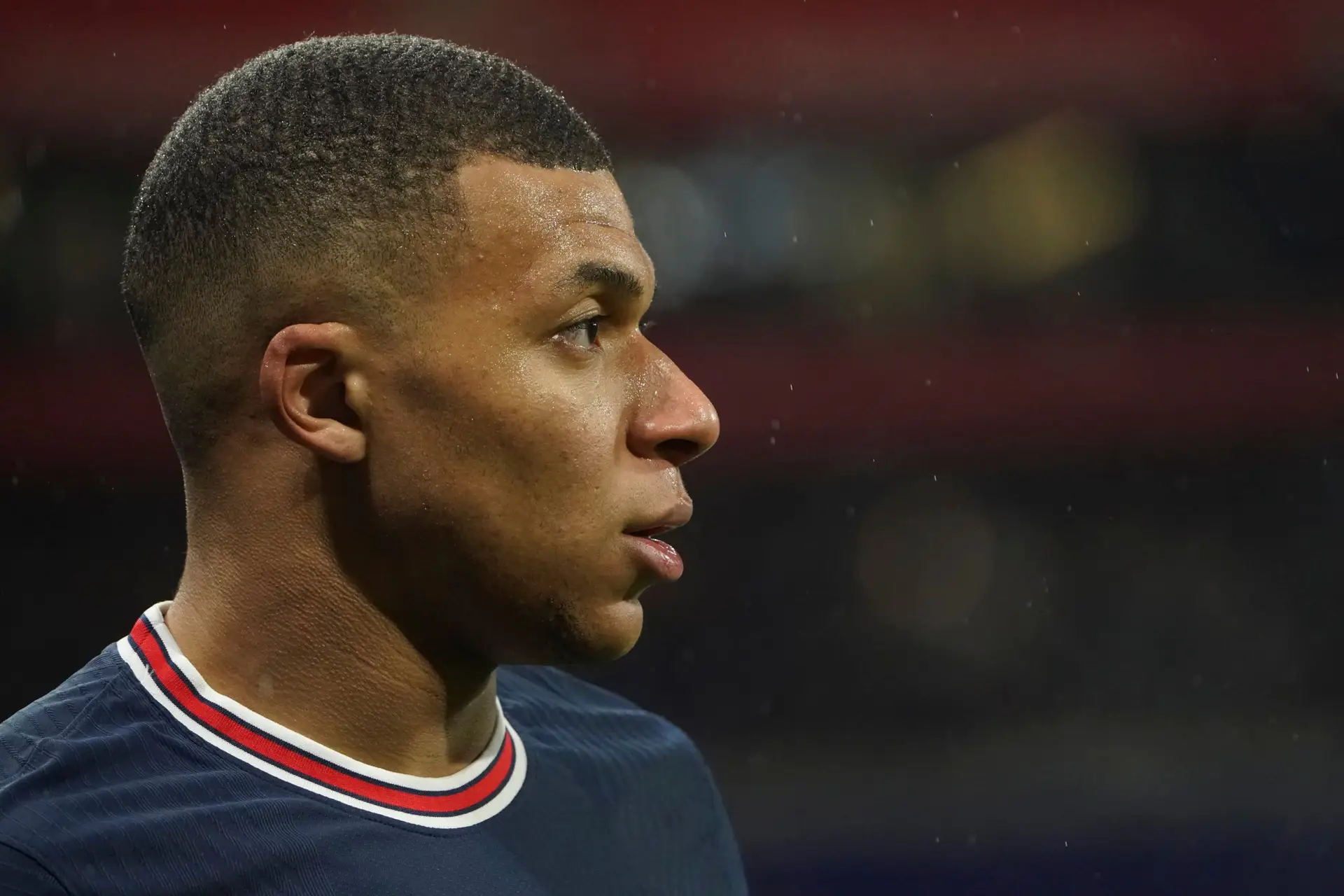 Criança pediu a Mbappé que ficasse no PSG, foi insultada e o jogador reagiu
