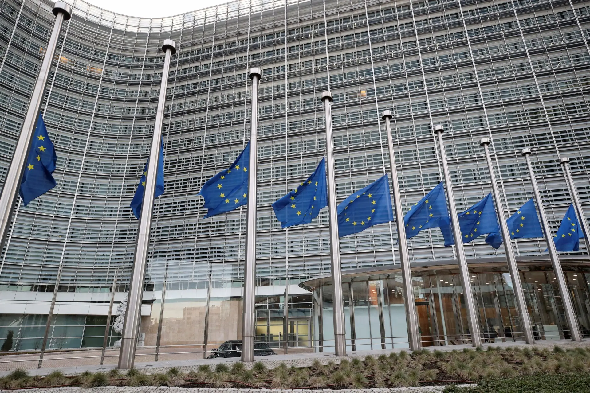 Sassoli: bandeiras da UE a meia-haste para homenagear “europeu apaixonado”
