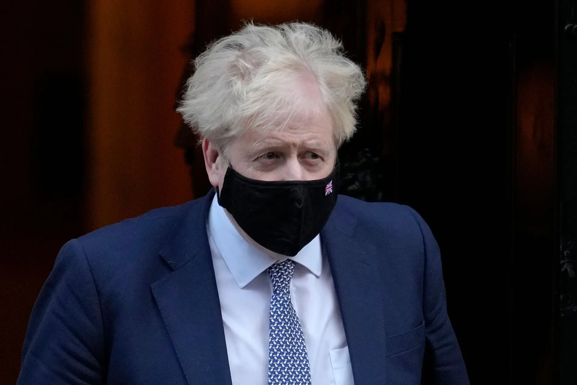 Boris Johnson pede desculpas depois de admitir que participou numa festa durante o confinamento
