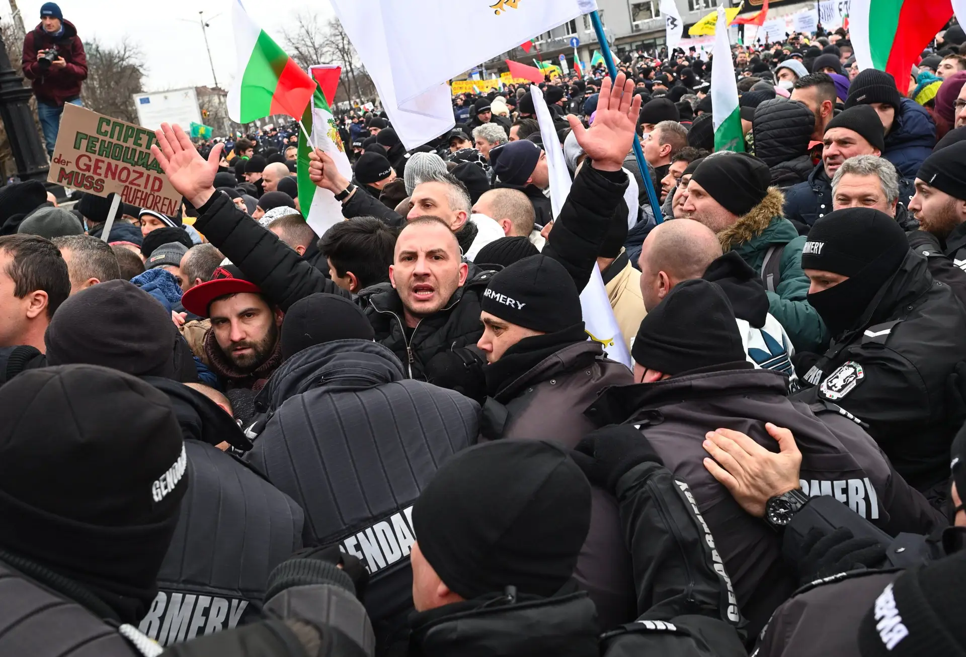 Covid-19: manifestantes contra restrições e vacinação tentaram invadir Parlamento da Bulgária