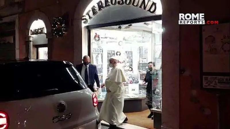 Papa Francisco saiu do Vaticano para visita surpresa a loja de música no centro de Roma