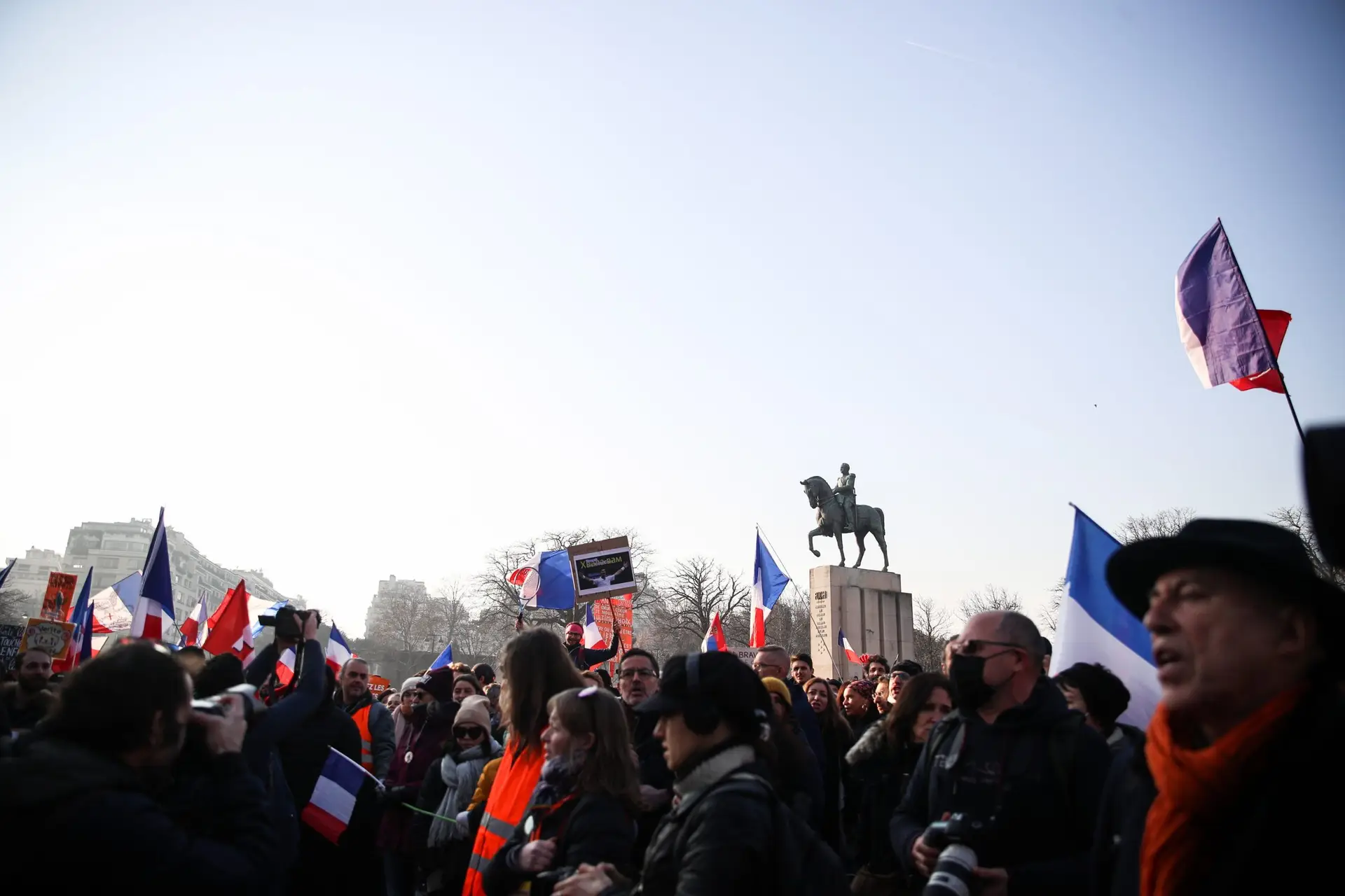 Protestos em França contra passe sanitário e vacinas mobilizaram 54.000 pessoas