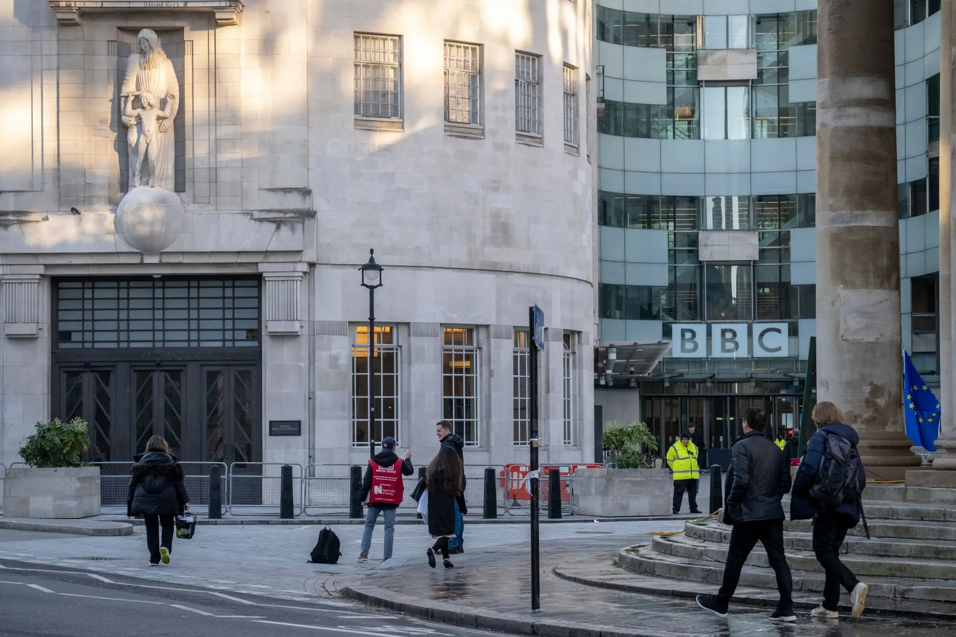 Governo britânico congela taxa que financia a BBC e decide eliminá-la em 2027