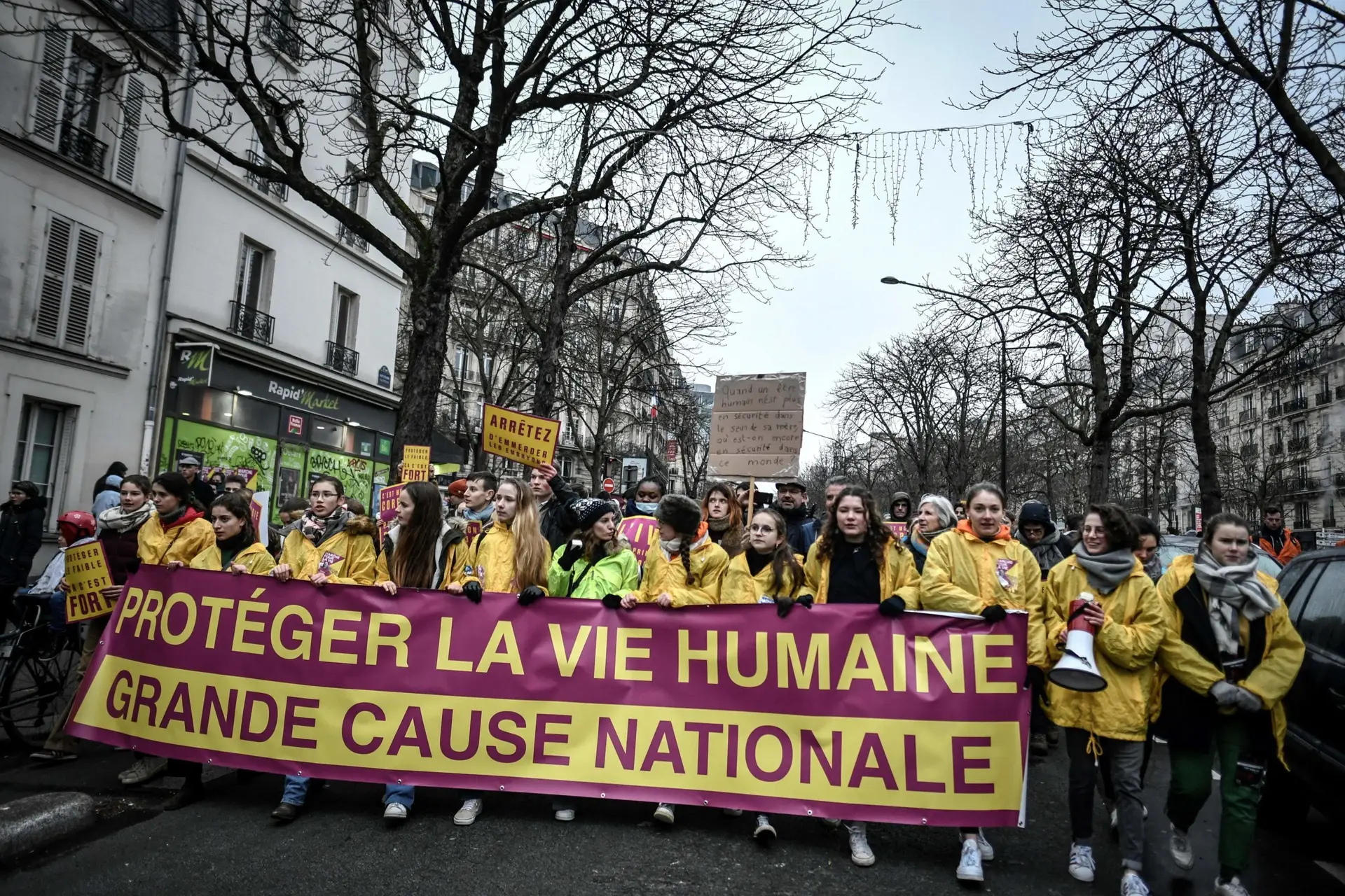 Milhares manifestam-se em Paris contra revisão de prazos para aborto