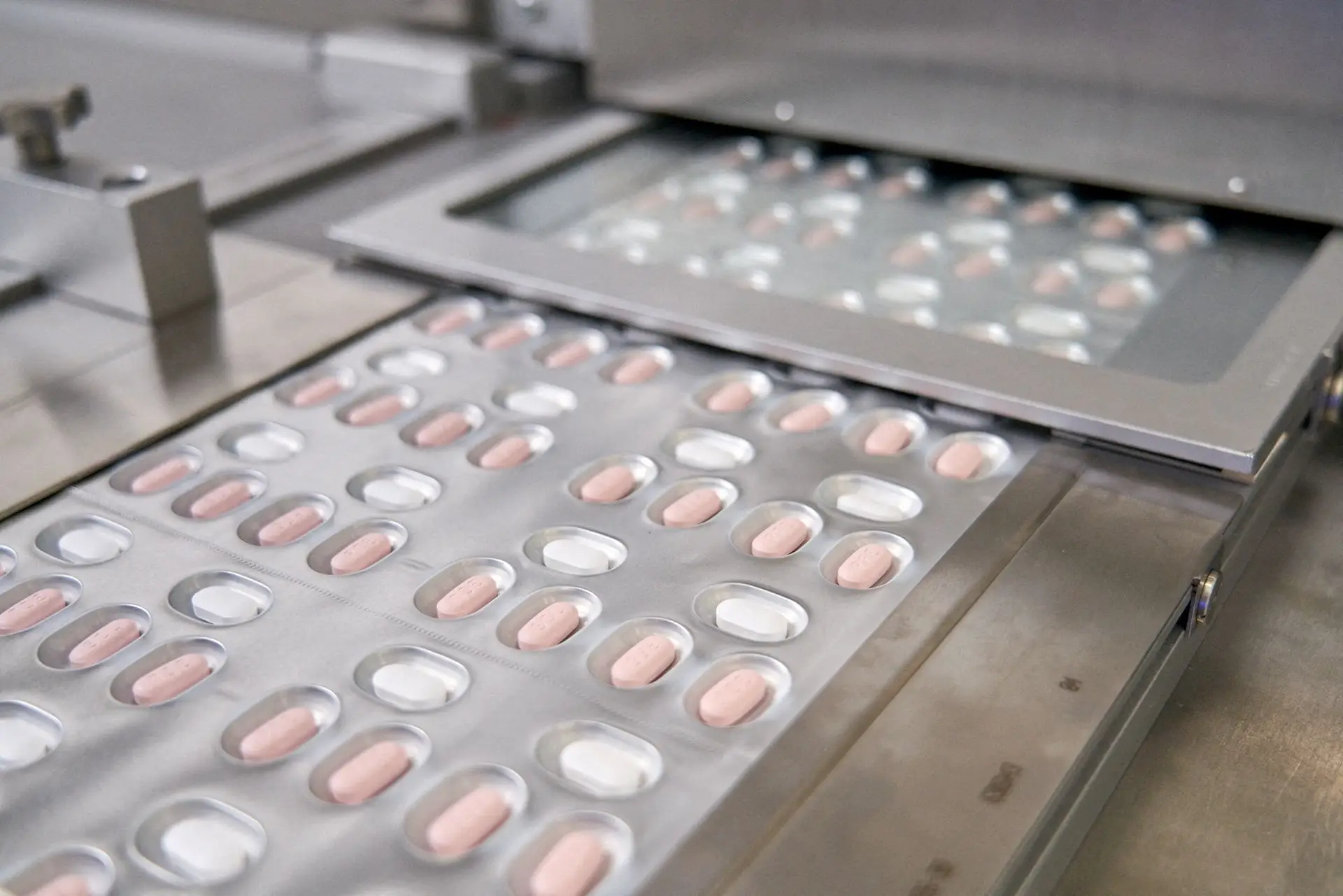 Pfizer vai aumentar a produção de comprimidos covid-19 com acordo francês