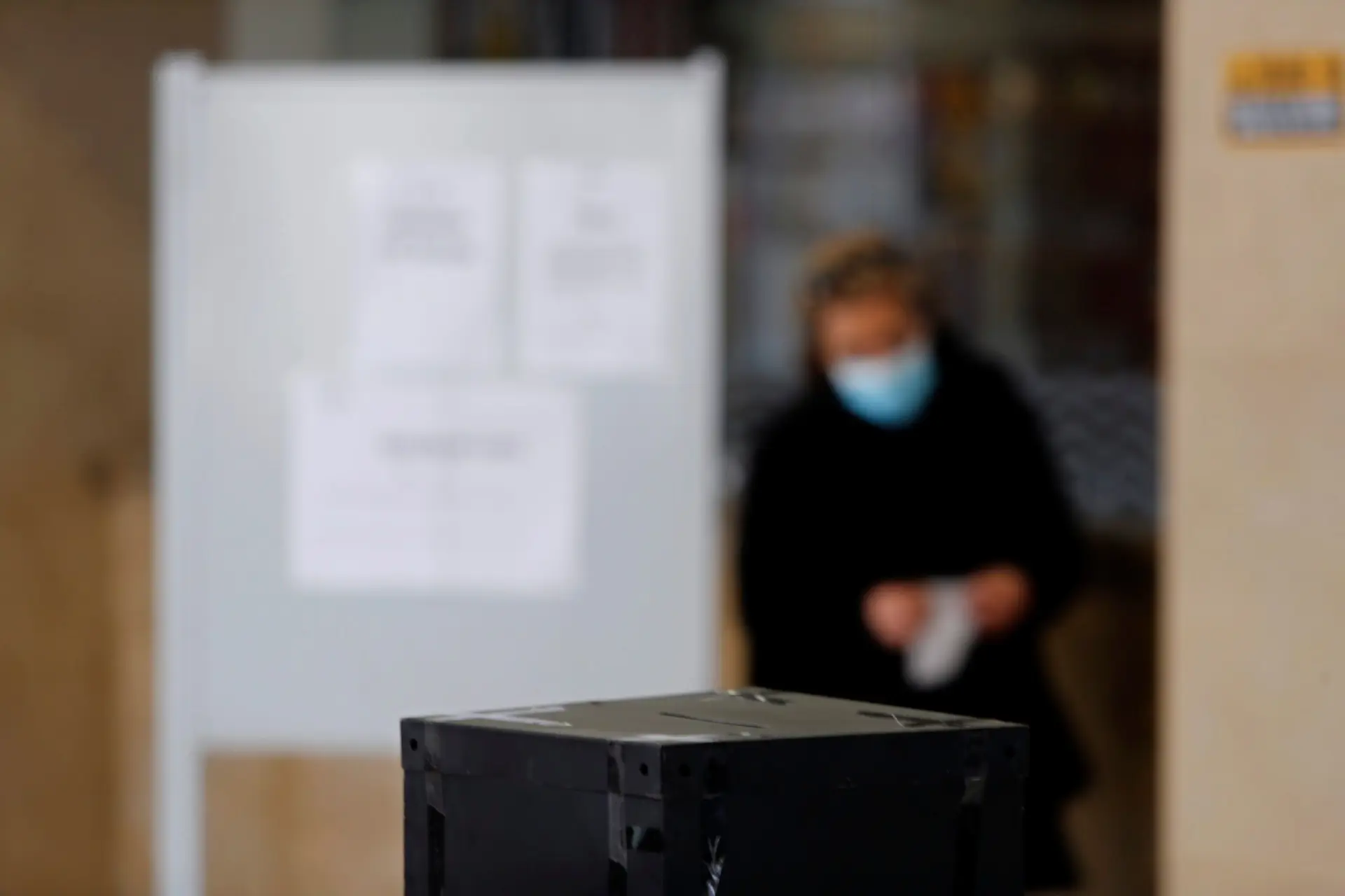 Inscrevi-me no voto antecipado, mas não consigo ir. Posso votar no dia das eleições?