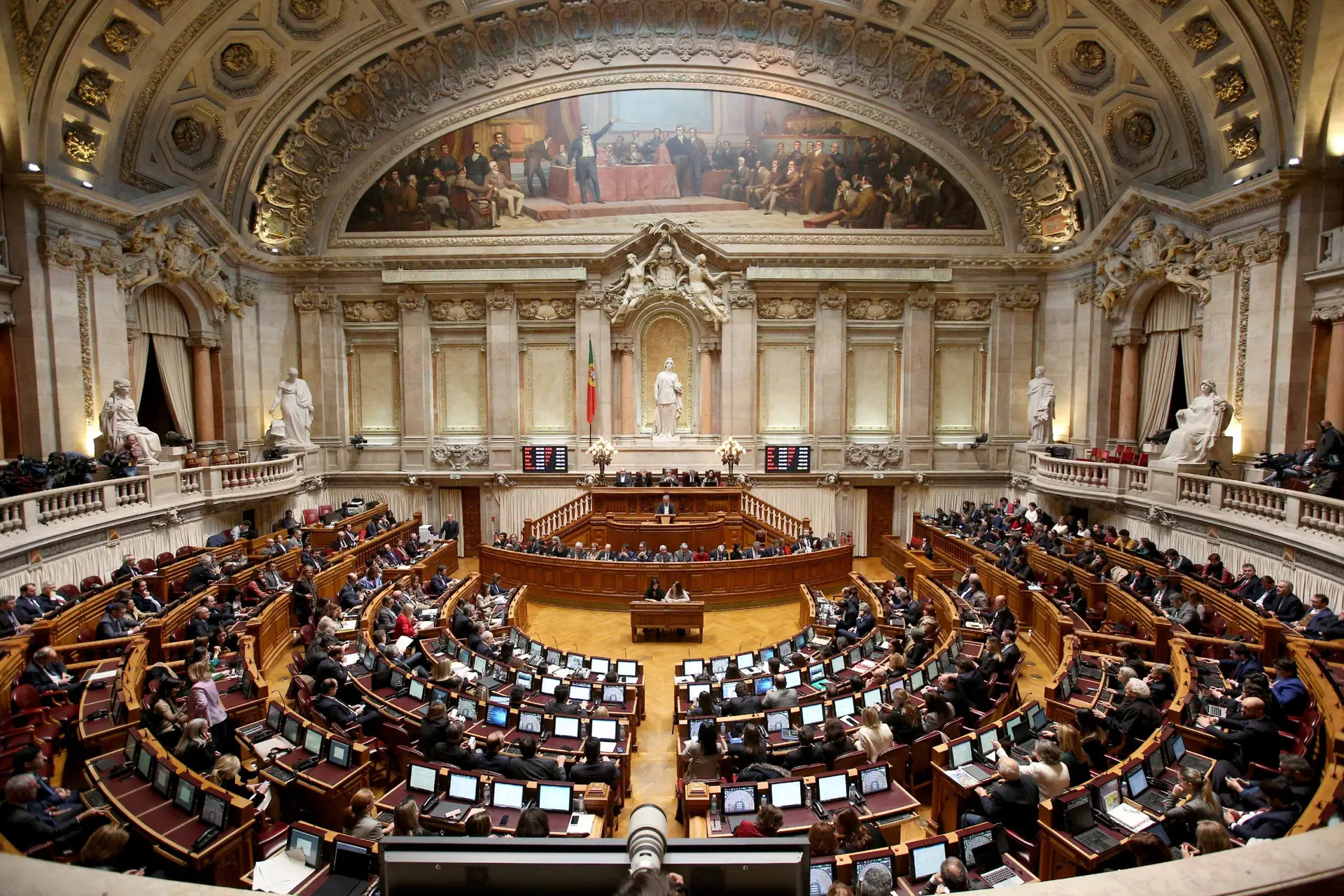 O que levou o país a eleições (legislativas) antecipadas? Num mês, tudo mudou