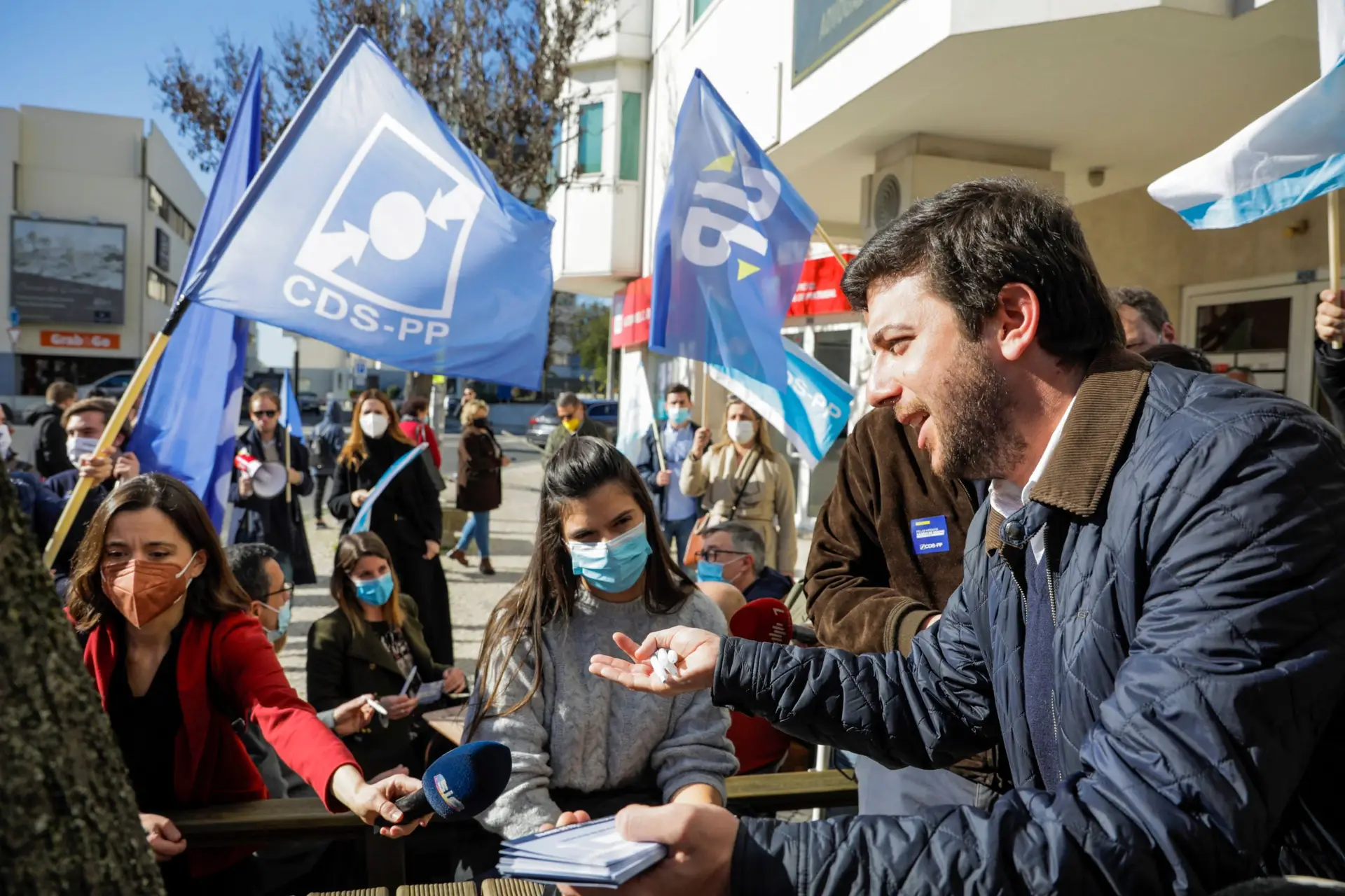 Legislativas: Monteiro, Lobo Xavier e João Almeida na campanha do CDS por Aveiro