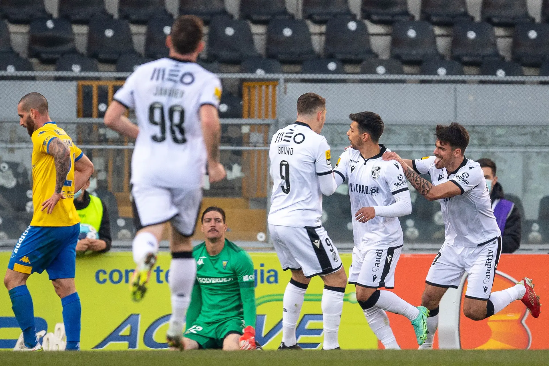 Vitória de Guimarães dá a volta ao Estoril Praia e sobe ao sexto lugar