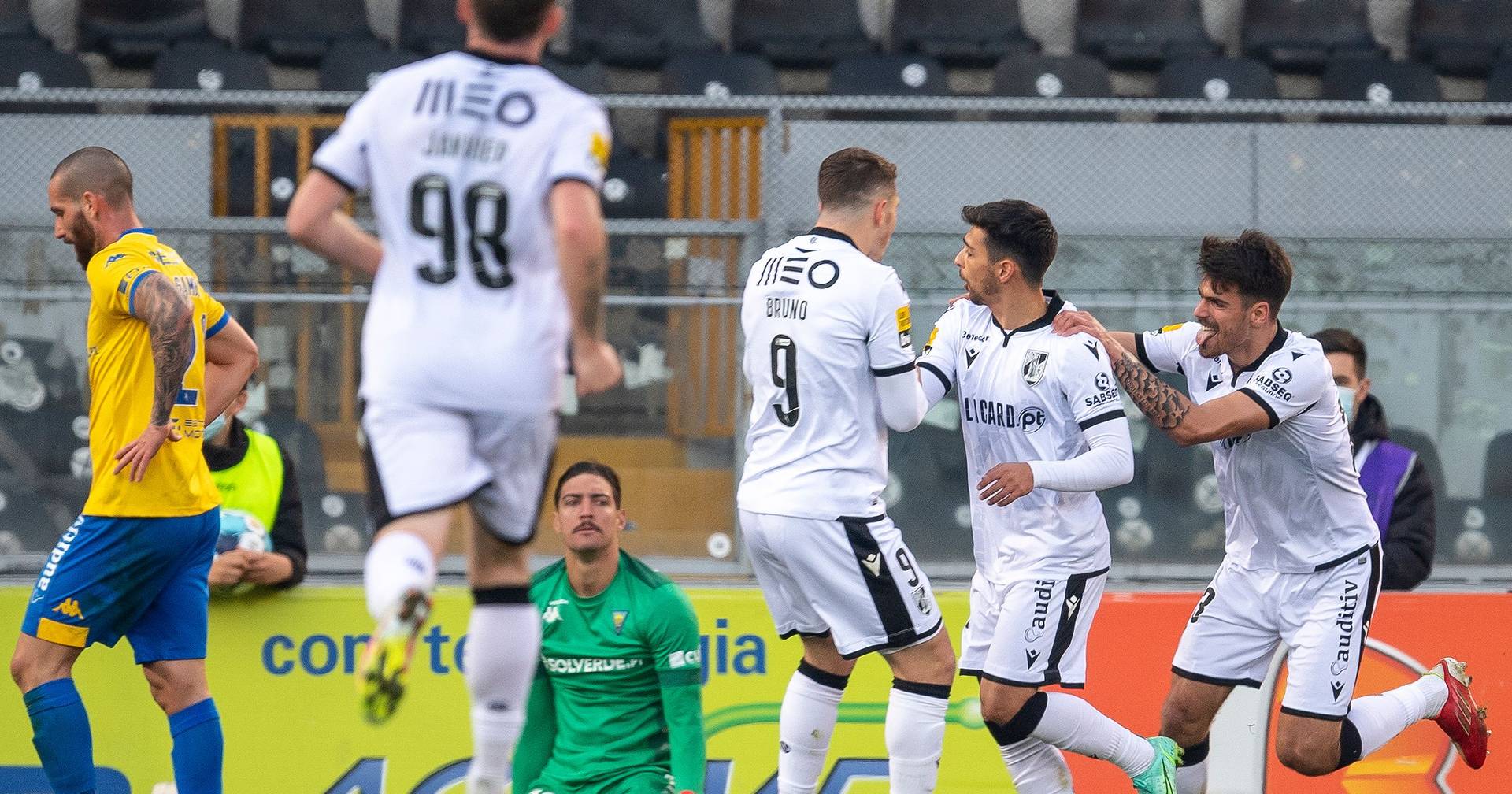 Vitória de Guimarães dá a volta ao Estoril Praia e sobe ao sexto lugar ...