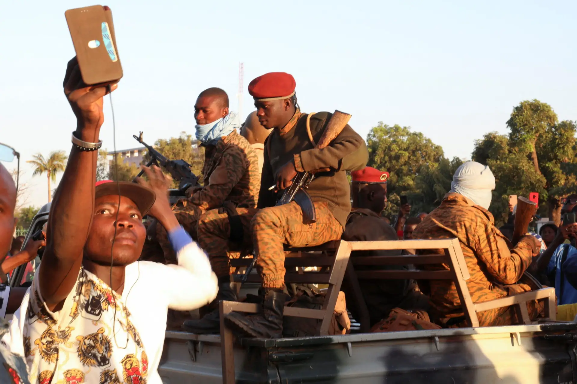Militares do Burkina Faso confirmam tomada de poder e dissolução do Governo e do Parlamento