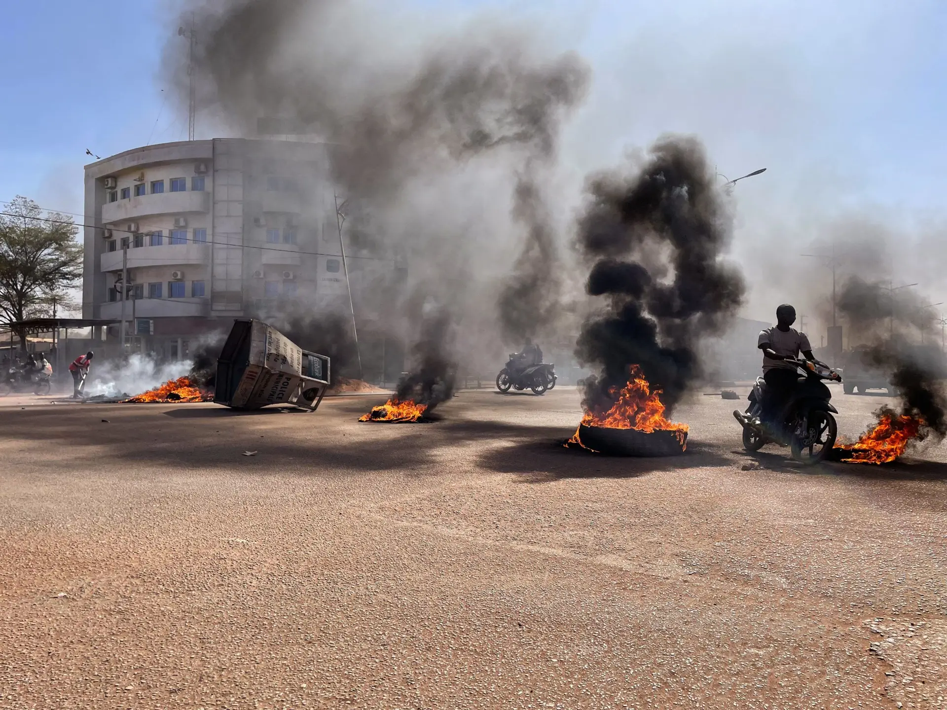 Soldados encapuzados tomam posição frente à sede da televisão estatal do Burkina Faso