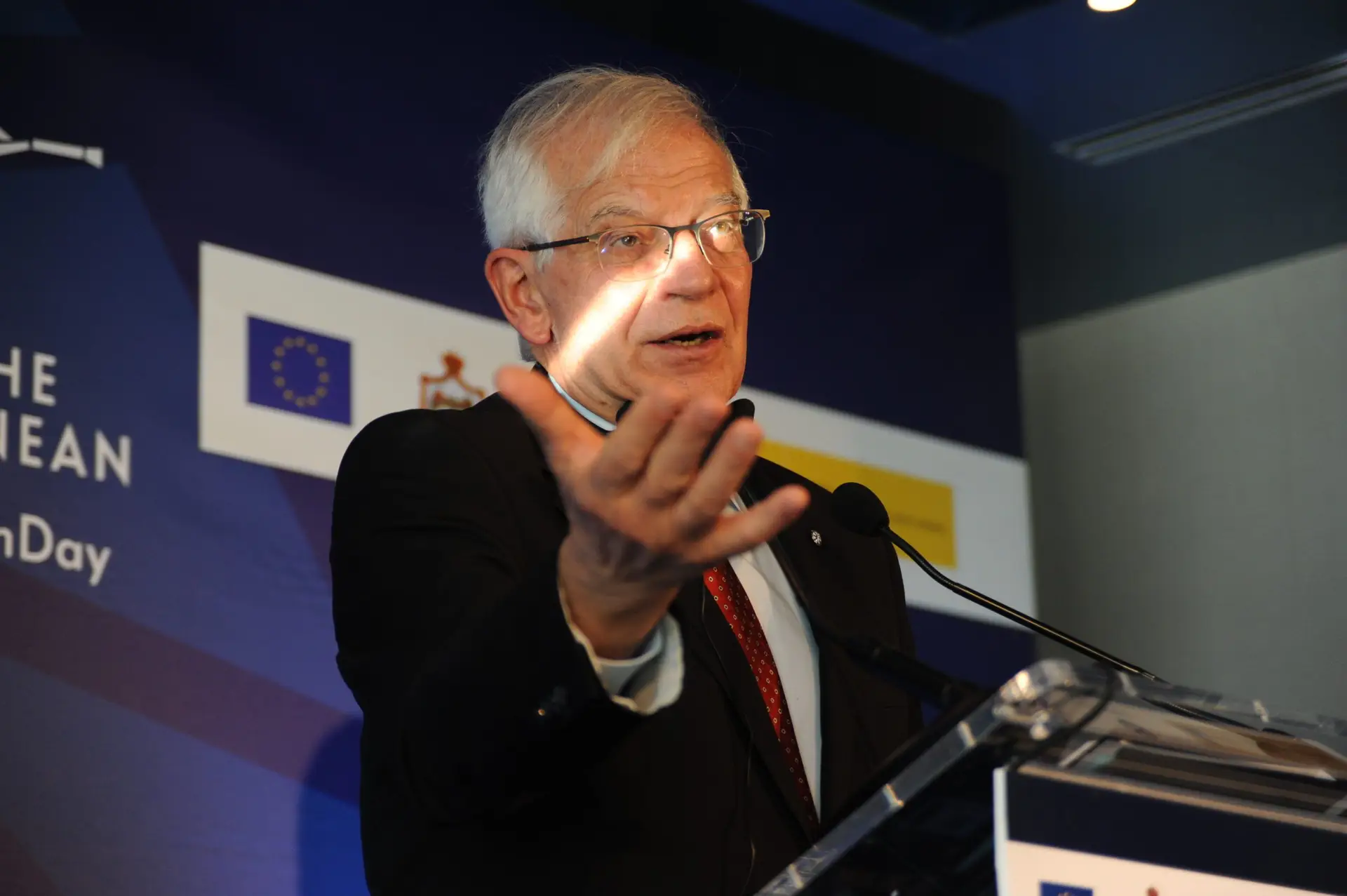 UE não planeia retirar diplomatas de Kiev a menos que EUA tenham “mais informação”