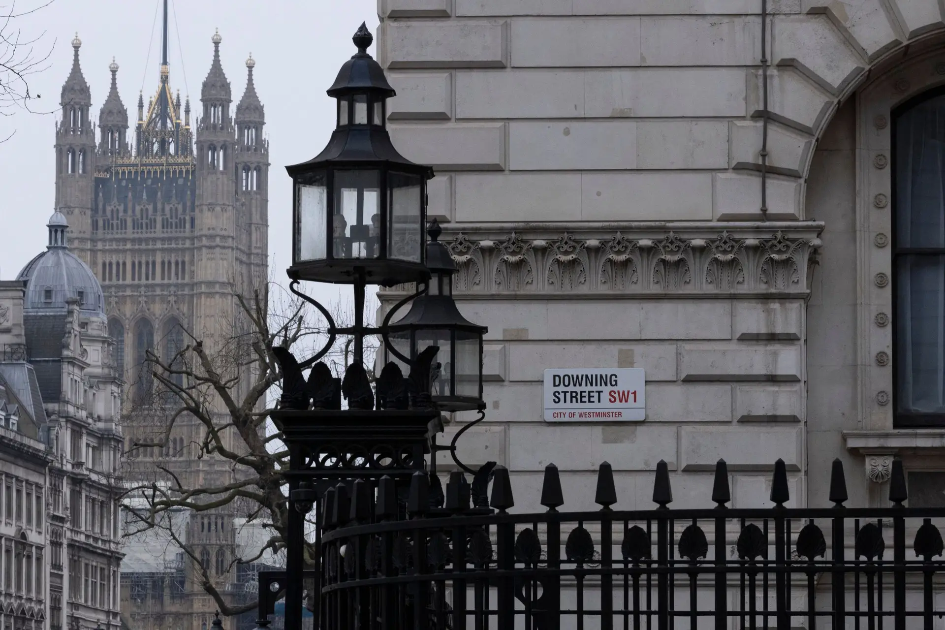 Secretário de Estado britânico demite-se em pleno Parlamento
