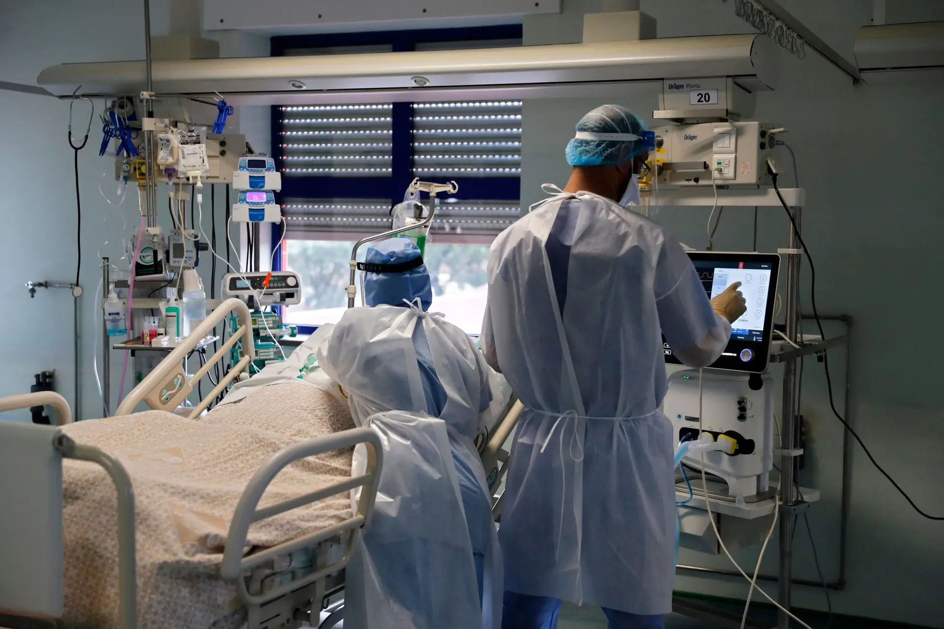 Covid-19: internamentos em enfermaria quadruplicaram em três semanas no Hospital de São João