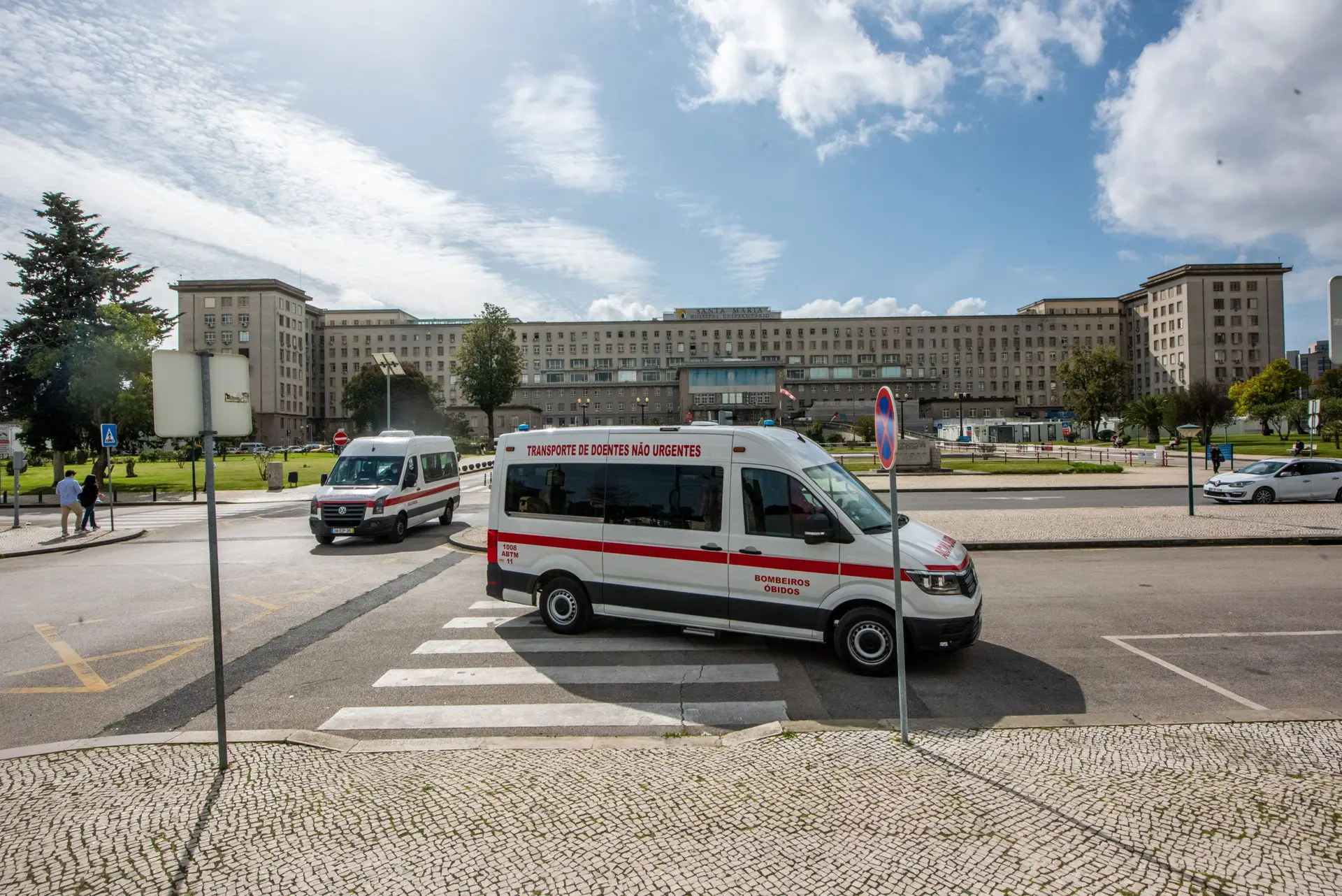 Covid-19: cirurgias canceladas e falta de profissionais de saúde após subida dos números da pandemia