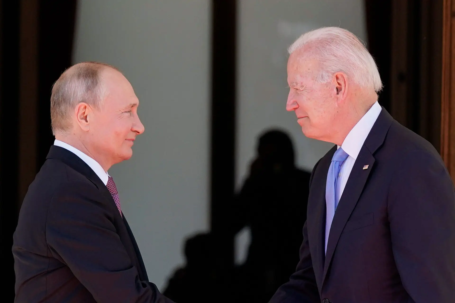 Biden admite sanções pessoais a Putin caso avance com invasão da Ucrânia