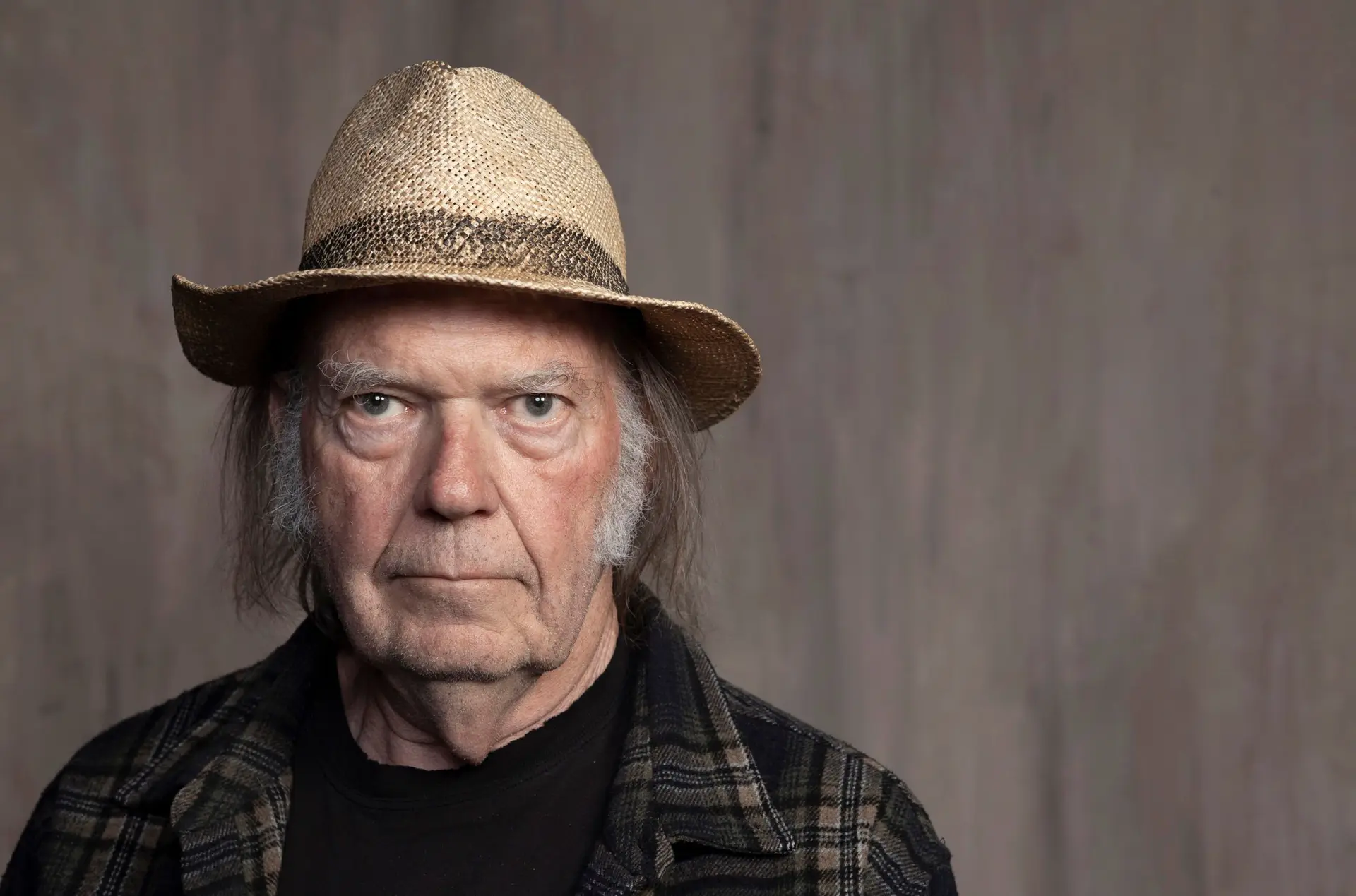 Neil Young pede ao Spotify que remova toda a sua música devido a desinformação sobre a covid-19