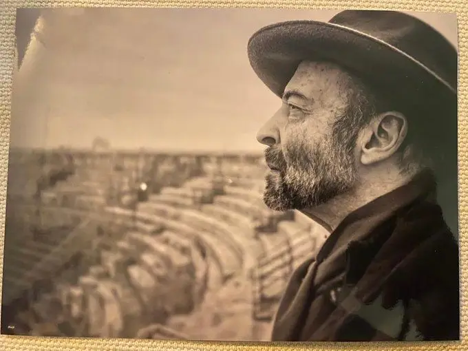 “Assassinado pela indiferença”: fotógrafo francês de 84 anos morre congelado na rua