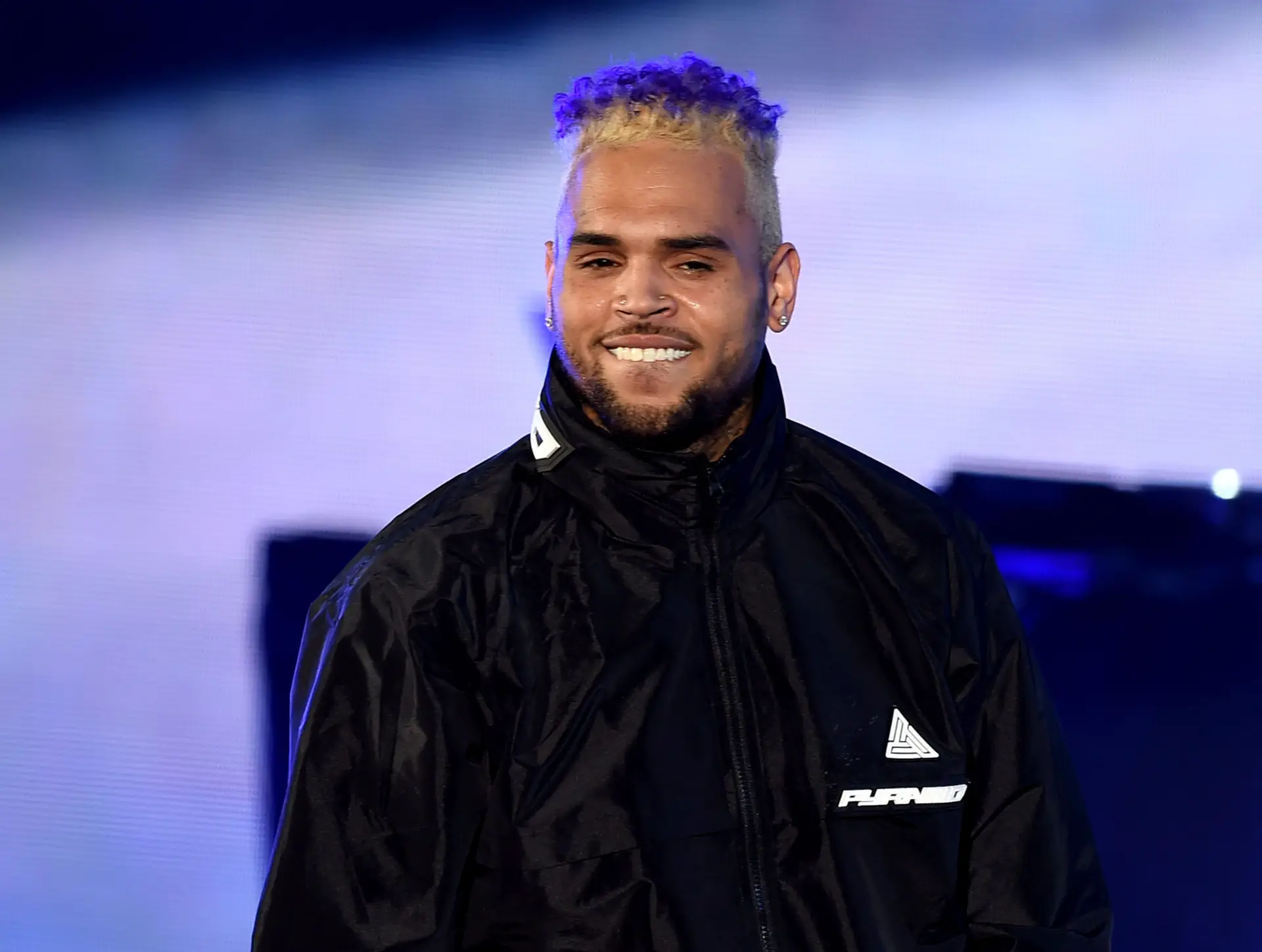 Chris Brown acusado de drogar e violar mulher num iate em Miami foto