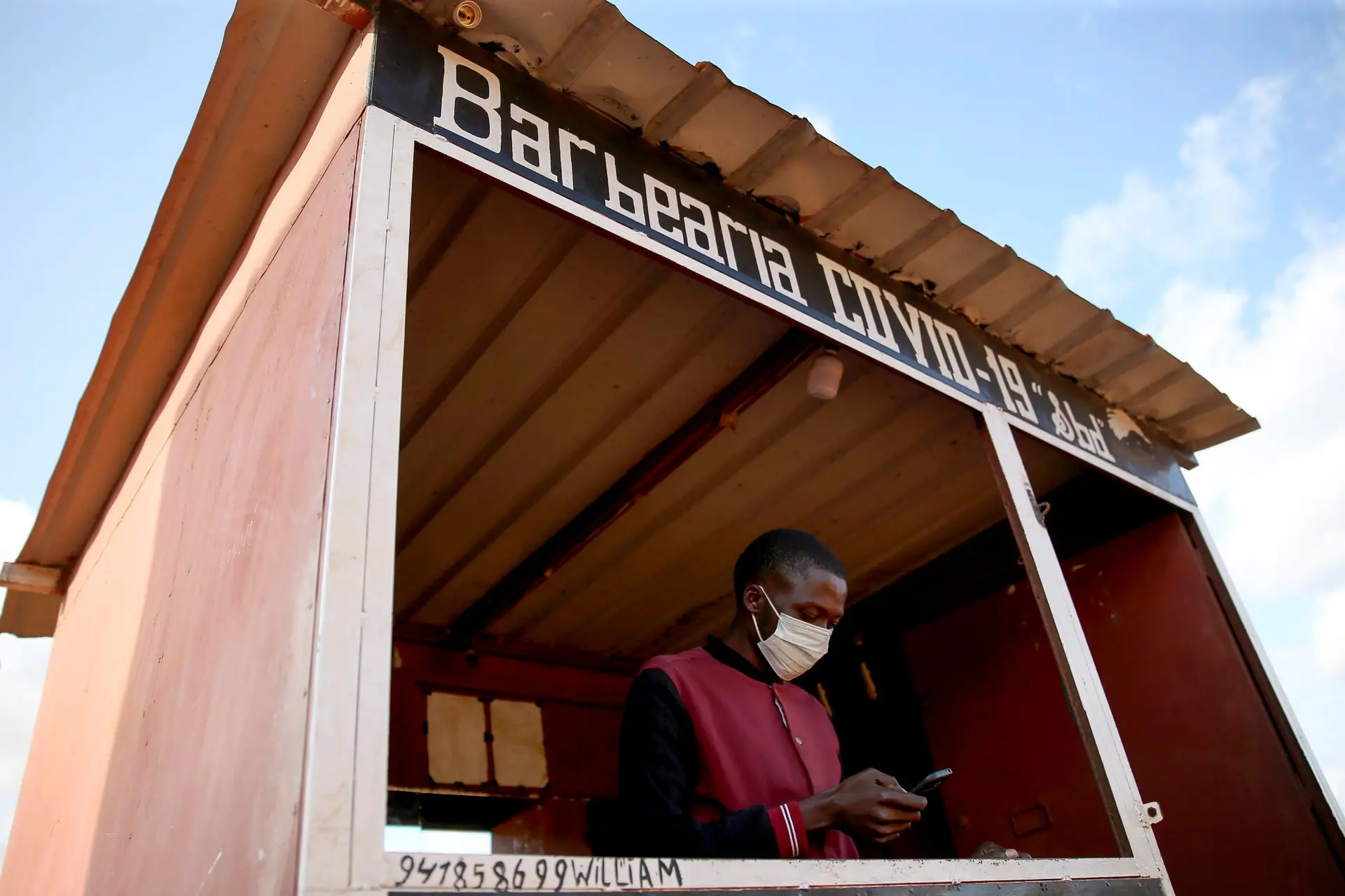 Covid-19 é nome de doença… e de uma barbearia em Angola